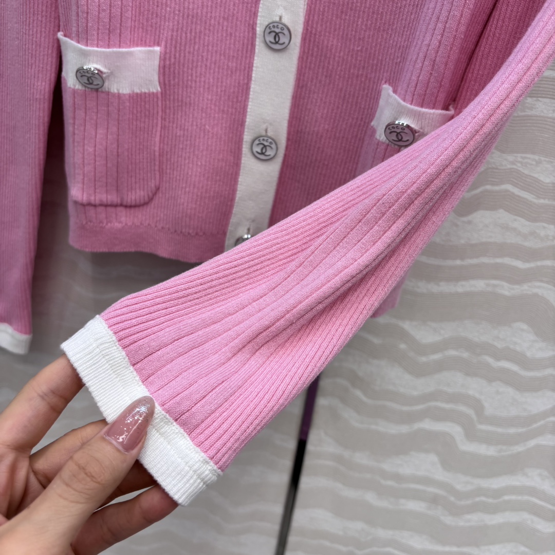 独家首发❤️高端原单品质，Coco沙滩春夏新品！撞色修身针织V领小开衫，空调房必备！撞色包边金属装饰设计