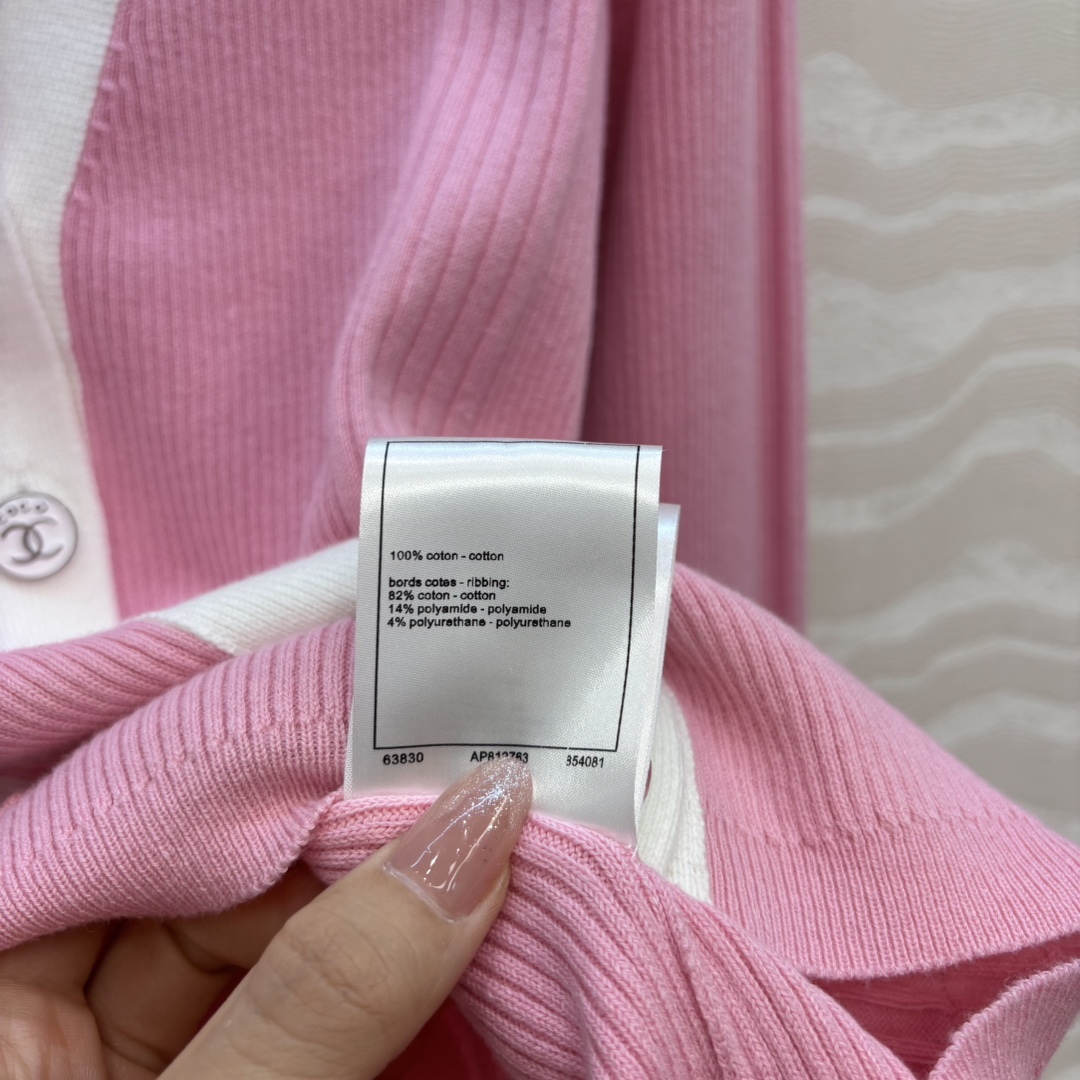 独家首发❤️高端原单品质，Coco沙滩春夏新品！撞色修身针织V领小开衫，空调房必备！撞色包边金属装饰设计