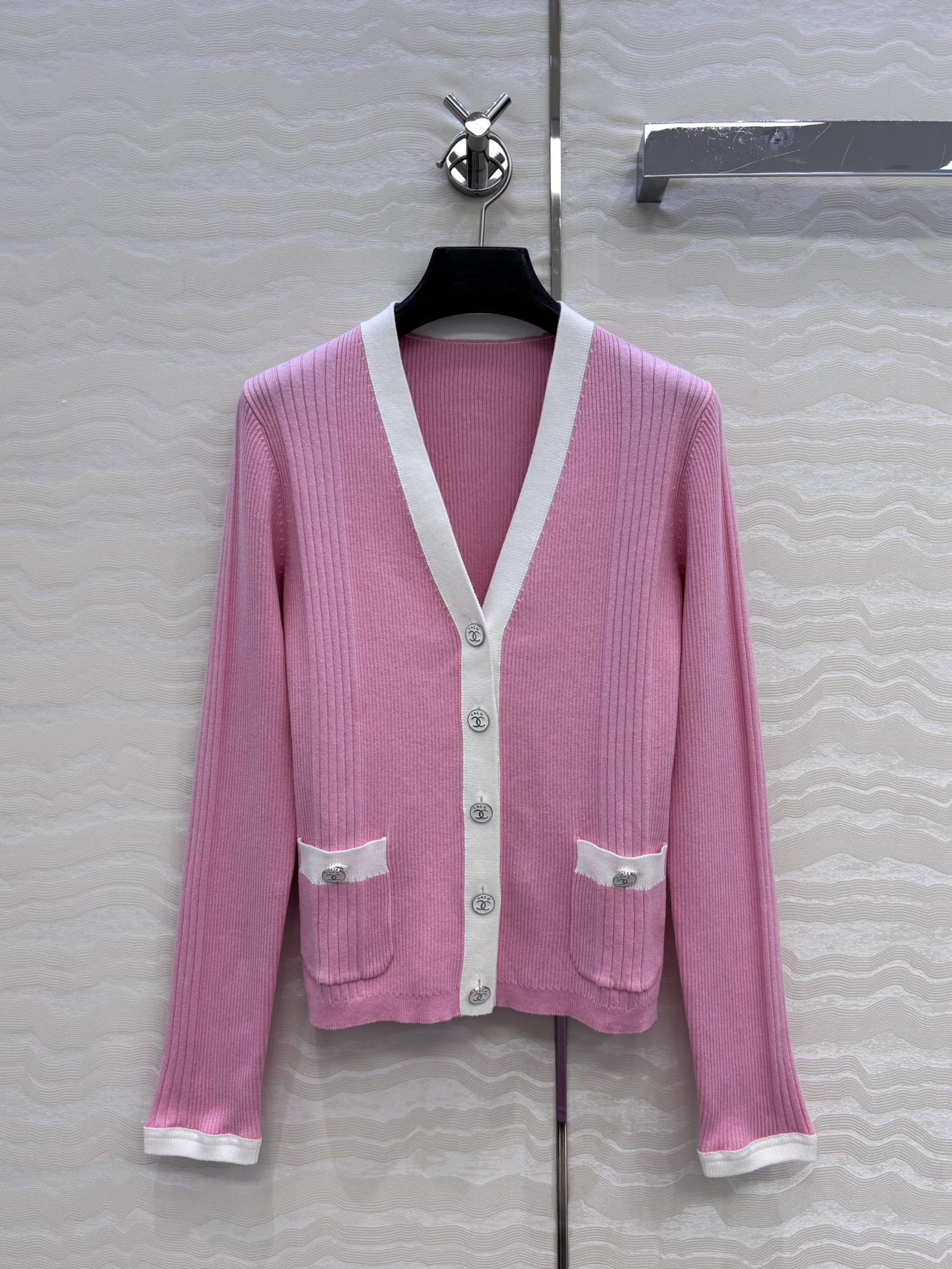 独家首发❤️高端原单品质，Coco沙滩春夏新品！撞色修身针织V领小开衫，空调房必备！撞色包边金属装饰设计