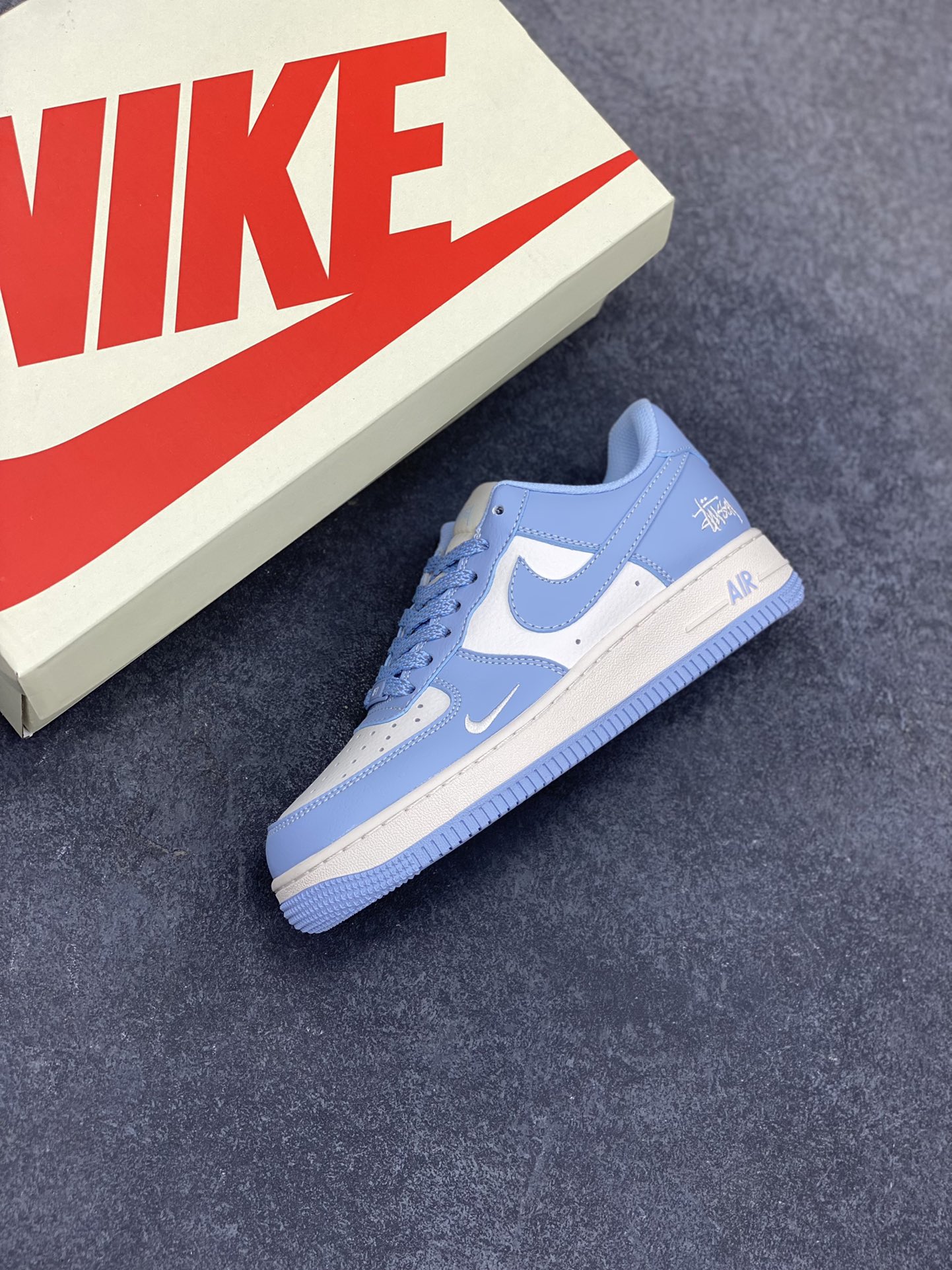 图片[7]-NIke Air Force 1 \’07 Low “斯图西联名–晴天蓝”空军一号 低帮 运动鞋 休闲鞋 折边针车 工艺难度大 原楦头原纸板 原装鞋盒 定制五金配件 内置全掌气垫 原厂鞋底 货号：BB9599-201 尺码：36 36.5 37.5 38 38.5 39 40 40.5 41 42 42.5 43 44 44.5 45-选品中心