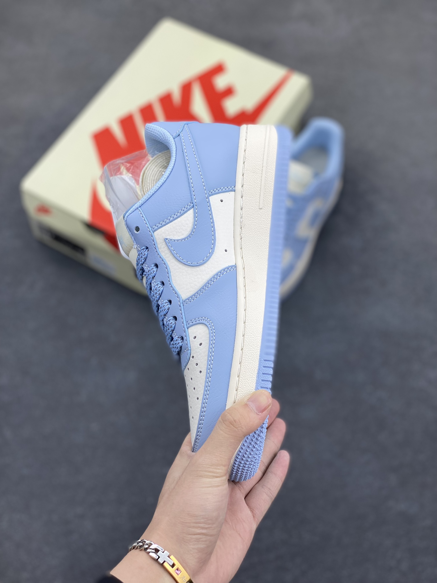 图片[3]-NIke Air Force 1 \’07 Low “斯图西联名–晴天蓝”空军一号 低帮 运动鞋 休闲鞋 折边针车 工艺难度大 原楦头原纸板 原装鞋盒 定制五金配件 内置全掌气垫 原厂鞋底 货号：BB9599-201 尺码：36 36.5 37.5 38 38.5 39 40 40.5 41 42 42.5 43 44 44.5 45-选品中心