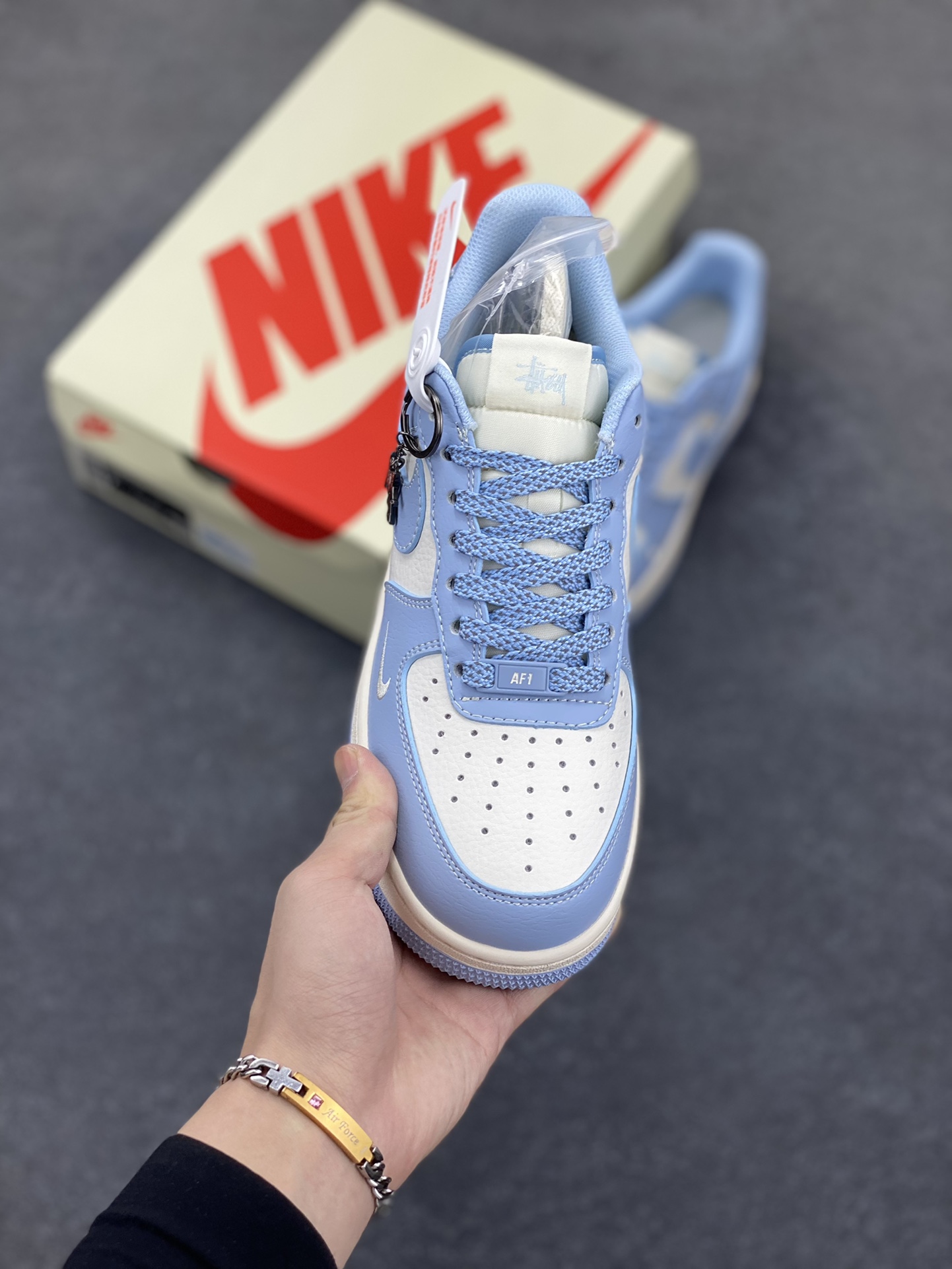 图片[2]-NIke Air Force 1 \’07 Low “斯图西联名–晴天蓝”空军一号 低帮 运动鞋 休闲鞋 折边针车 工艺难度大 原楦头原纸板 原装鞋盒 定制五金配件 内置全掌气垫 原厂鞋底 货号：BB9599-201 尺码：36 36.5 37.5 38 38.5 39 40 40.5 41 42 42.5 43 44 44.5 45-选品中心