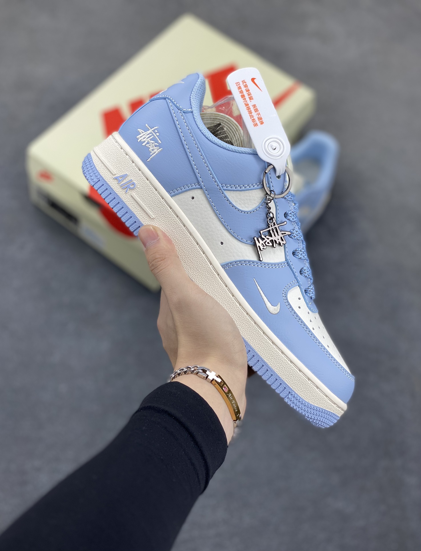 NIke Air Force 1 \’07 Low “斯图西联名–晴天蓝”空军一号 低帮 运动鞋 休闲鞋 折边针车 工艺难度大 原楦头原纸板 原装鞋盒 定制五金配件 内置全掌气垫 原厂鞋底 货号：BB9599-201 尺码：36 36.5 37.5 38 38.5 39 40 40.5 41 42 42.5 43 44 44.5 45-选品中心