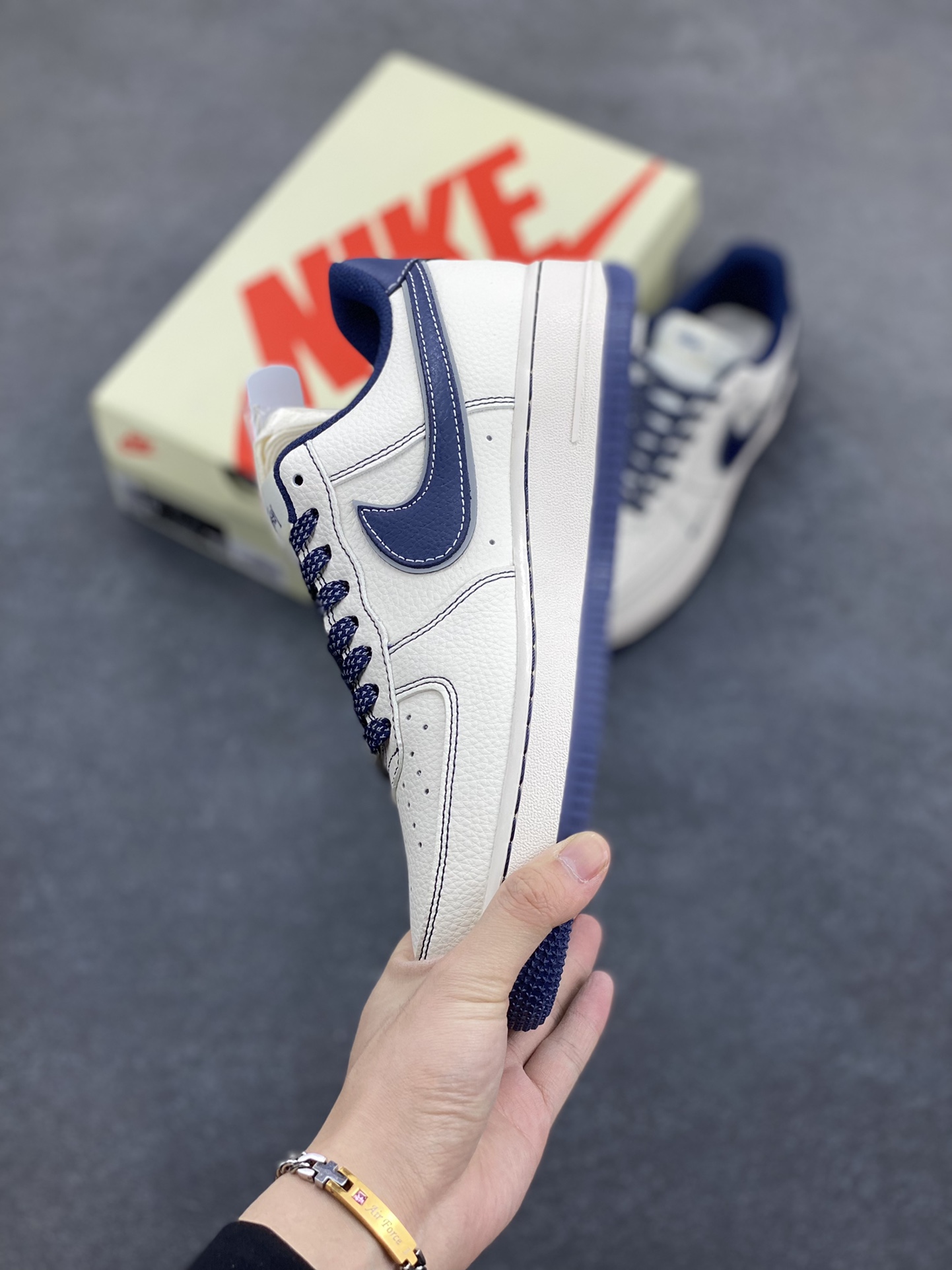 图片[3]-NIke Air Force 1 \’07 Low “斯图西联名——深蓝小三勾”空军一号 低帮 运动鞋 休闲鞋 折边针车 工艺难度大 原楦头原纸板 原装鞋盒 定制五金配件 内置全掌气垫 原厂鞋底 货号：HH7518-061 尺码：36 36.5 37.5 38 38.5 39 40 40.5 41 42 42.5 43 44 44.5 45-选品中心