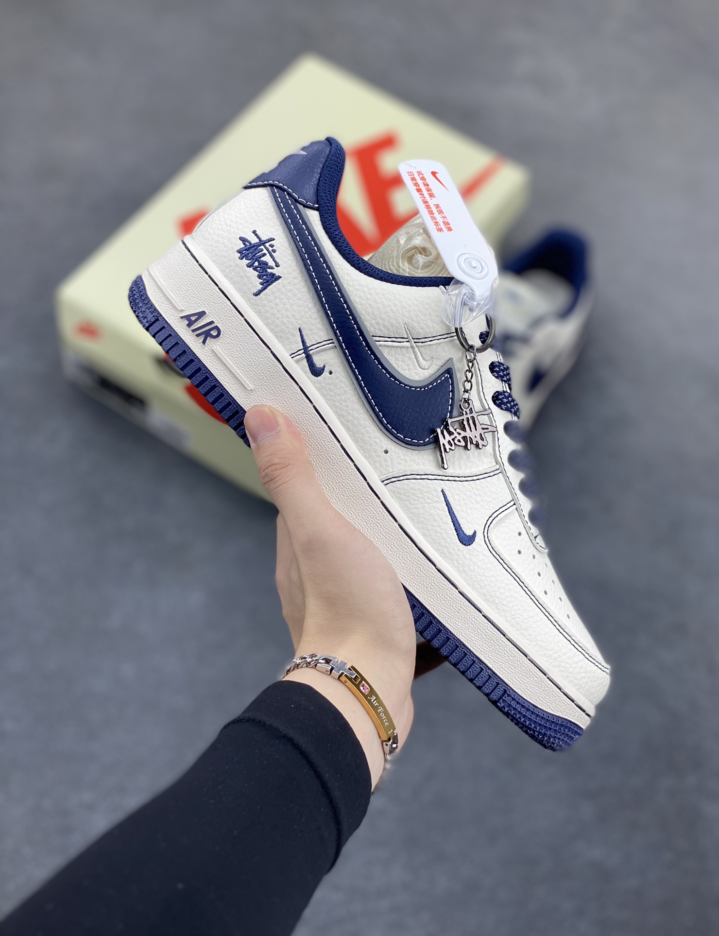 NIke Air Force 1 \’07 Low “斯图西联名——深蓝小三勾”空军一号 低帮 运动鞋 休闲鞋 折边针车 工艺难度大 原楦头原纸板 原装鞋盒 定制五金配件 内置全掌气垫 原厂鞋底 货号:HH7518-061 尺码:36 36.5 37.5 38 38.5 39 40 40.5 41 42 42.5 43 44 44.5 45-选品中心