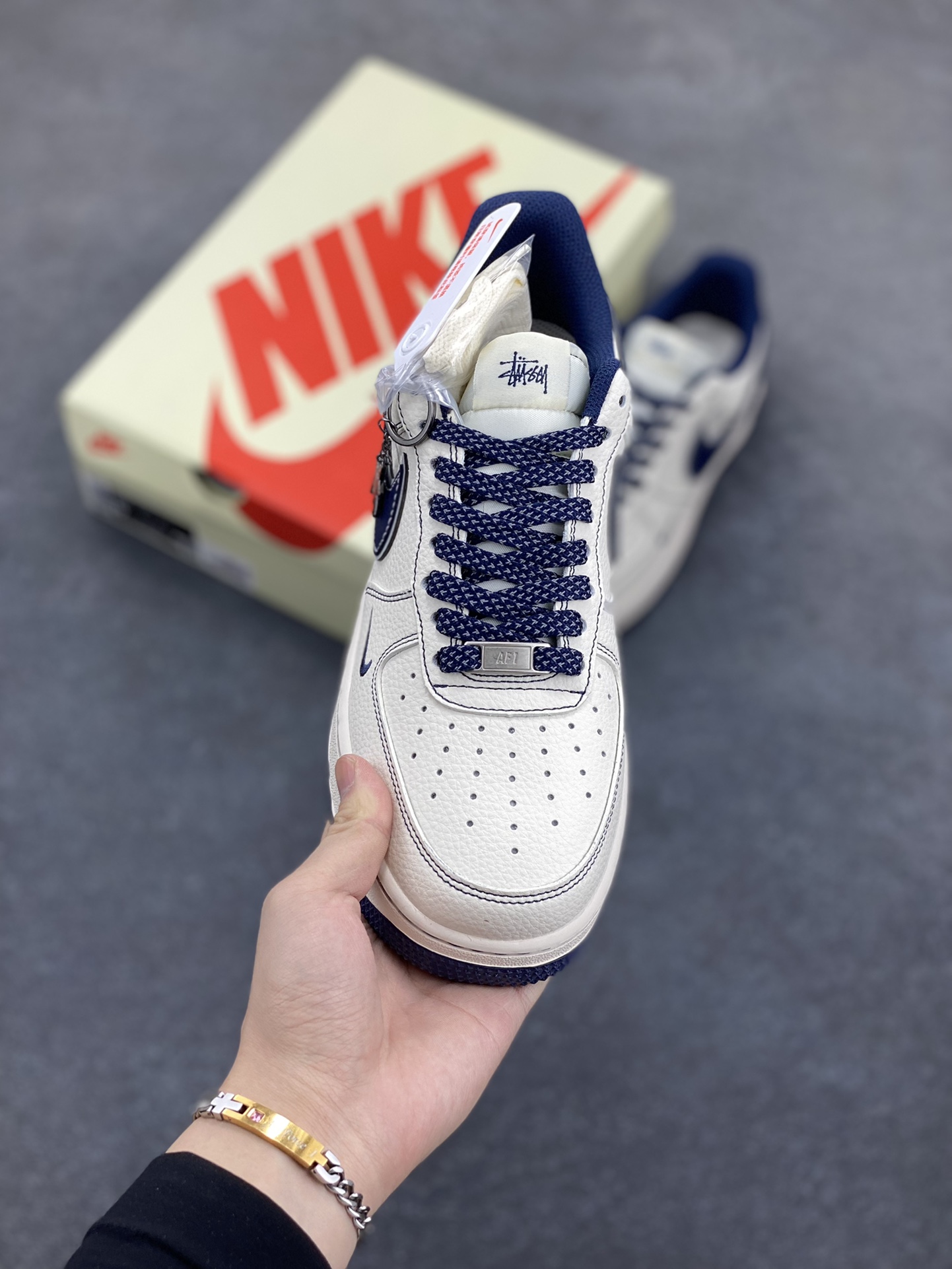 图片[2]-NIke Air Force 1 \’07 Low “斯图西联名——深蓝小三勾”空军一号 低帮 运动鞋 休闲鞋 折边针车 工艺难度大 原楦头原纸板 原装鞋盒 定制五金配件 内置全掌气垫 原厂鞋底 货号：HH7518-061 尺码：36 36.5 37.5 38 38.5 39 40 40.5 41 42 42.5 43 44 44.5 45-选品中心