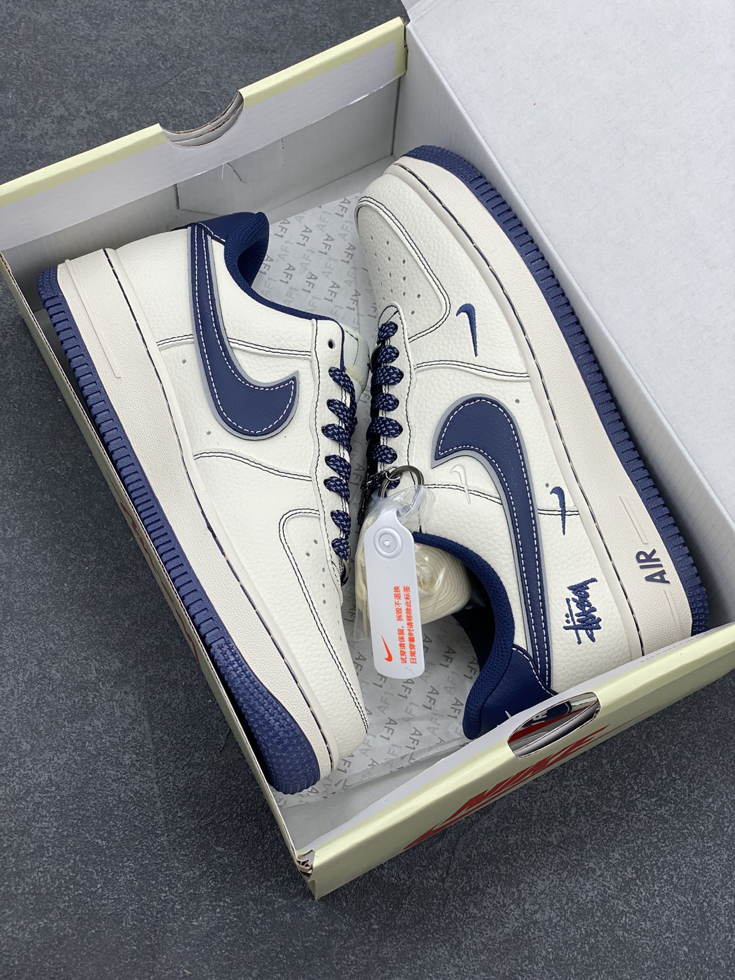 图片[9]-NIke Air Force 1 \’07 Low “斯图西联名——深蓝小三勾”空军一号 低帮 运动鞋 休闲鞋 折边针车 工艺难度大 原楦头原纸板 原装鞋盒 定制五金配件 内置全掌气垫 原厂鞋底 货号：HH7518-061 尺码：36 36.5 37.5 38 38.5 39 40 40.5 41 42 42.5 43 44 44.5 45-选品中心