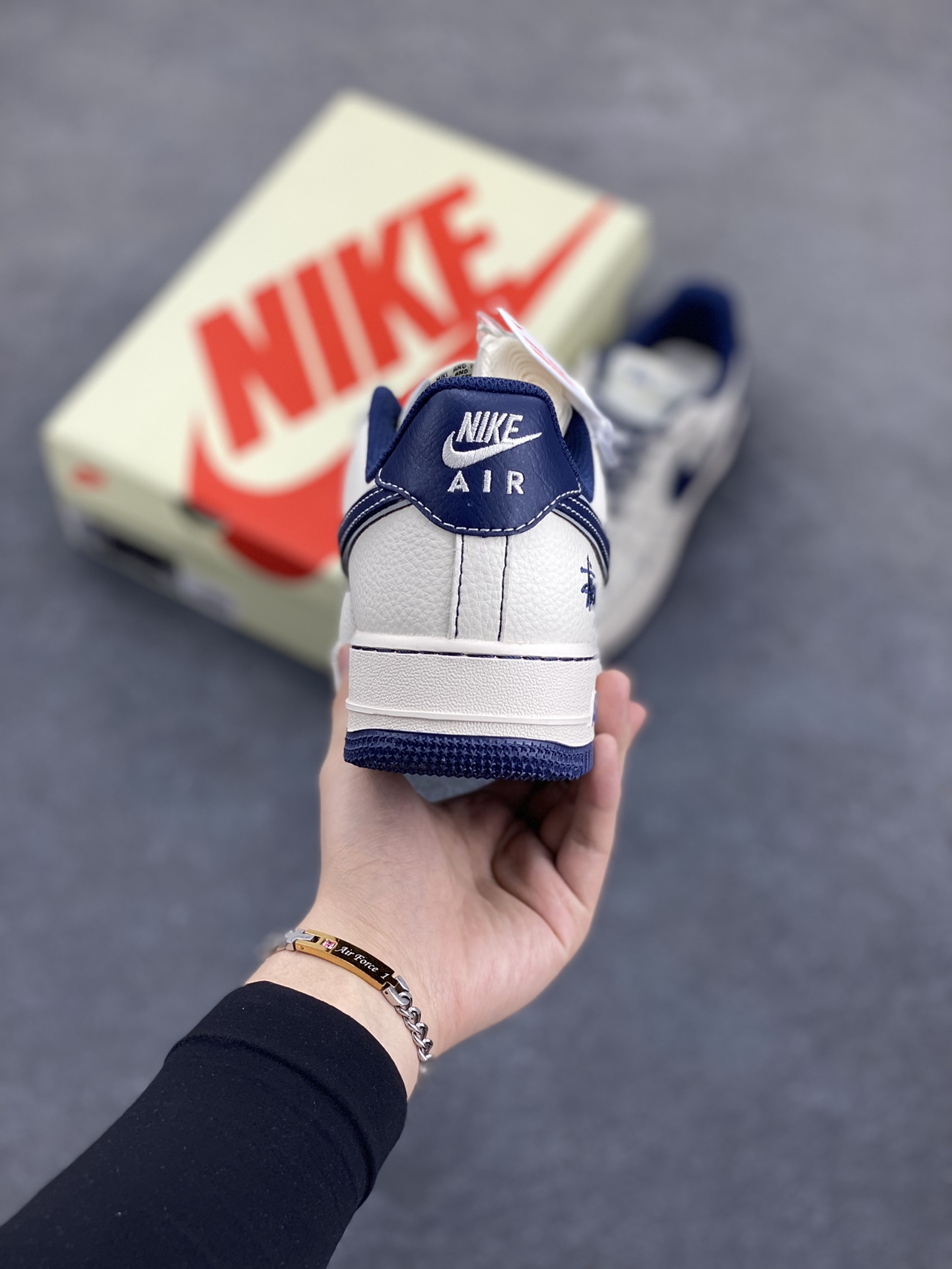 图片[4]-NIke Air Force 1 \’07 Low “斯图西联名——深蓝小三勾”空军一号 低帮 运动鞋 休闲鞋 折边针车 工艺难度大 原楦头原纸板 原装鞋盒 定制五金配件 内置全掌气垫 原厂鞋底 货号：HH7518-061 尺码：36 36.5 37.5 38 38.5 39 40 40.5 41 42 42.5 43 44 44.5 45-选品中心