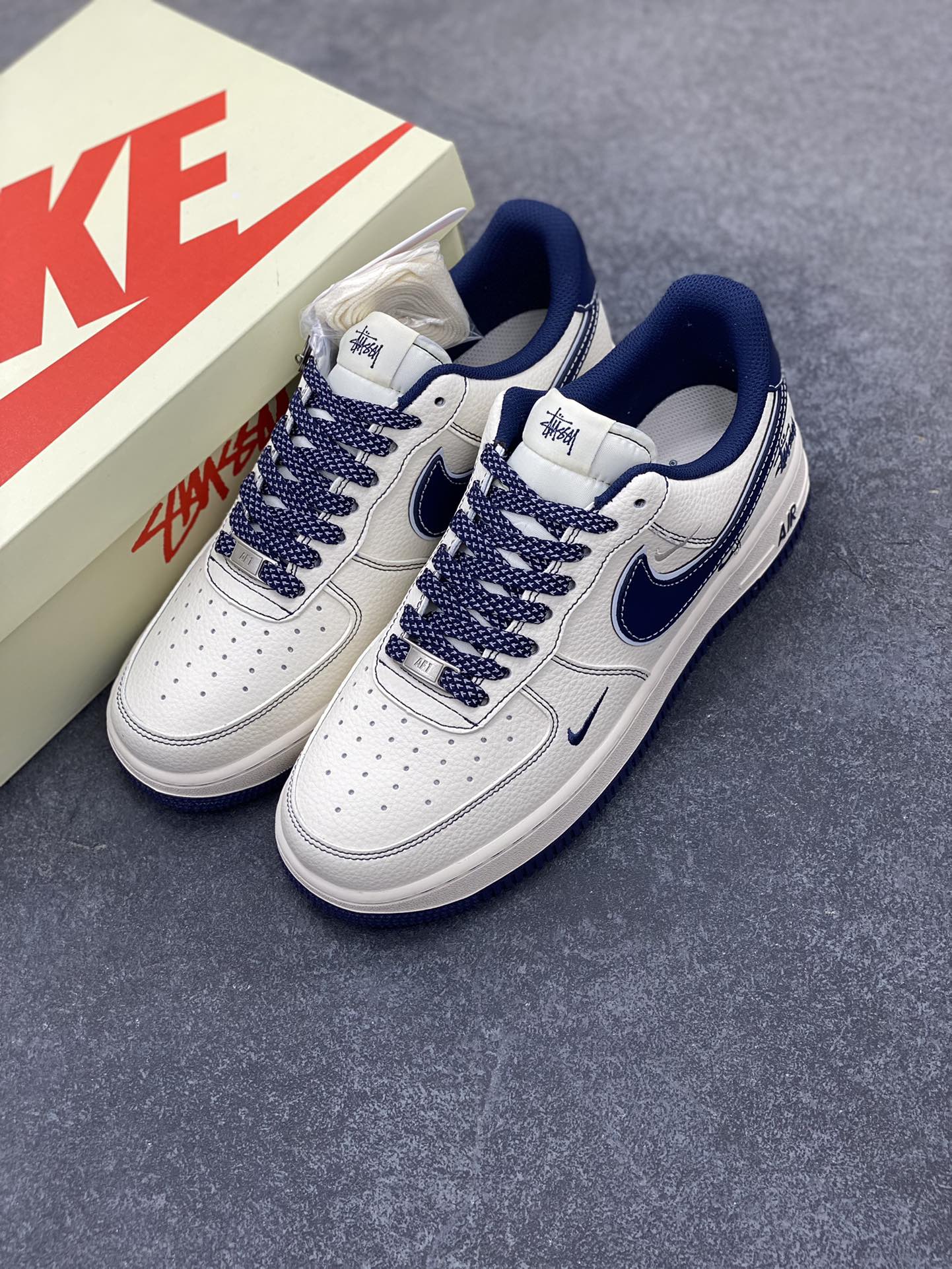 图片[8]-NIke Air Force 1 \’07 Low “斯图西联名——深蓝小三勾”空军一号 低帮 运动鞋 休闲鞋 折边针车 工艺难度大 原楦头原纸板 原装鞋盒 定制五金配件 内置全掌气垫 原厂鞋底 货号：HH7518-061 尺码：36 36.5 37.5 38 38.5 39 40 40.5 41 42 42.5 43 44 44.5 45-选品中心