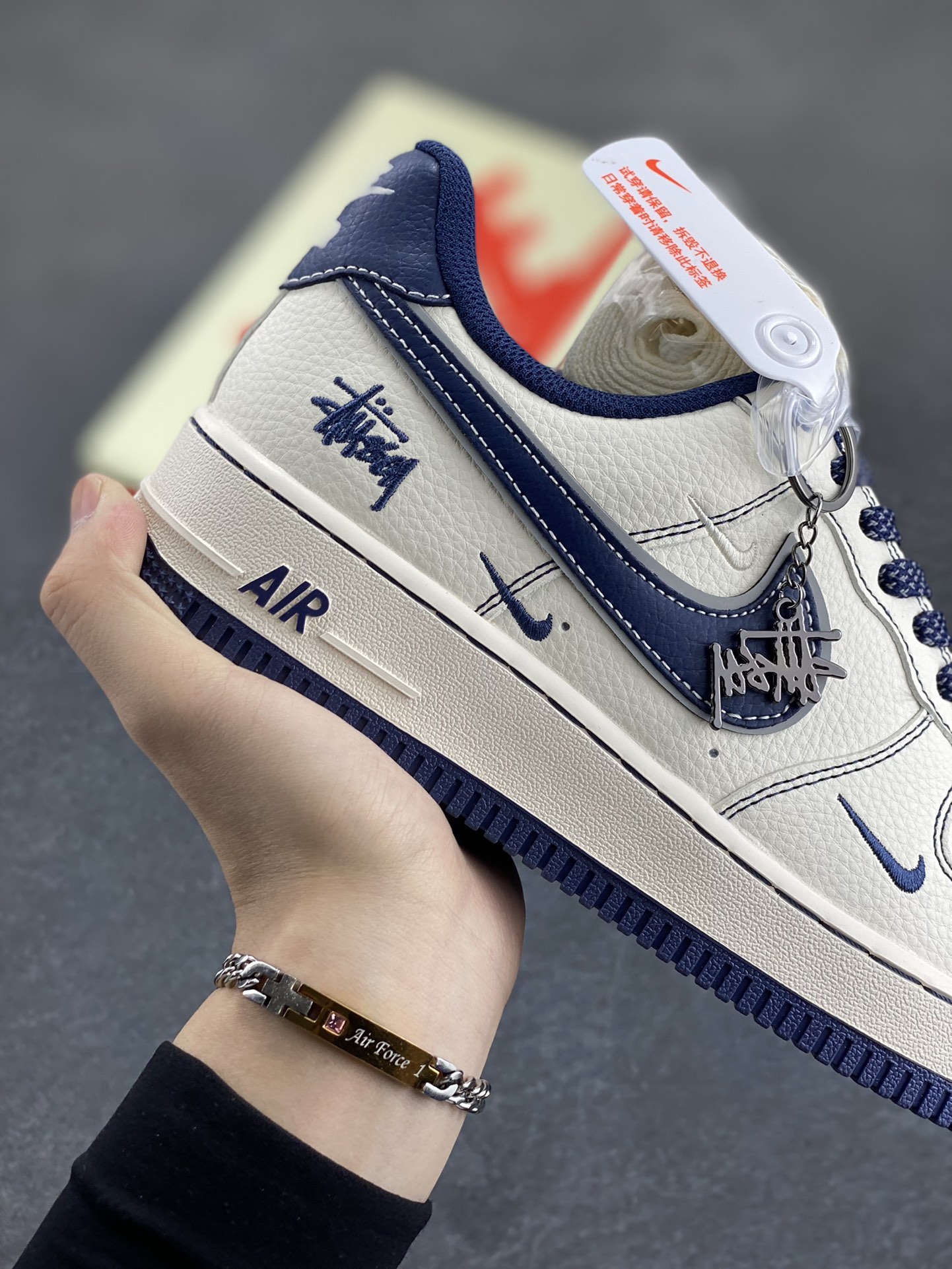 图片[6]-NIke Air Force 1 \’07 Low “斯图西联名——深蓝小三勾”空军一号 低帮 运动鞋 休闲鞋 折边针车 工艺难度大 原楦头原纸板 原装鞋盒 定制五金配件 内置全掌气垫 原厂鞋底 货号：HH7518-061 尺码：36 36.5 37.5 38 38.5 39 40 40.5 41 42 42.5 43 44 44.5 45-选品中心