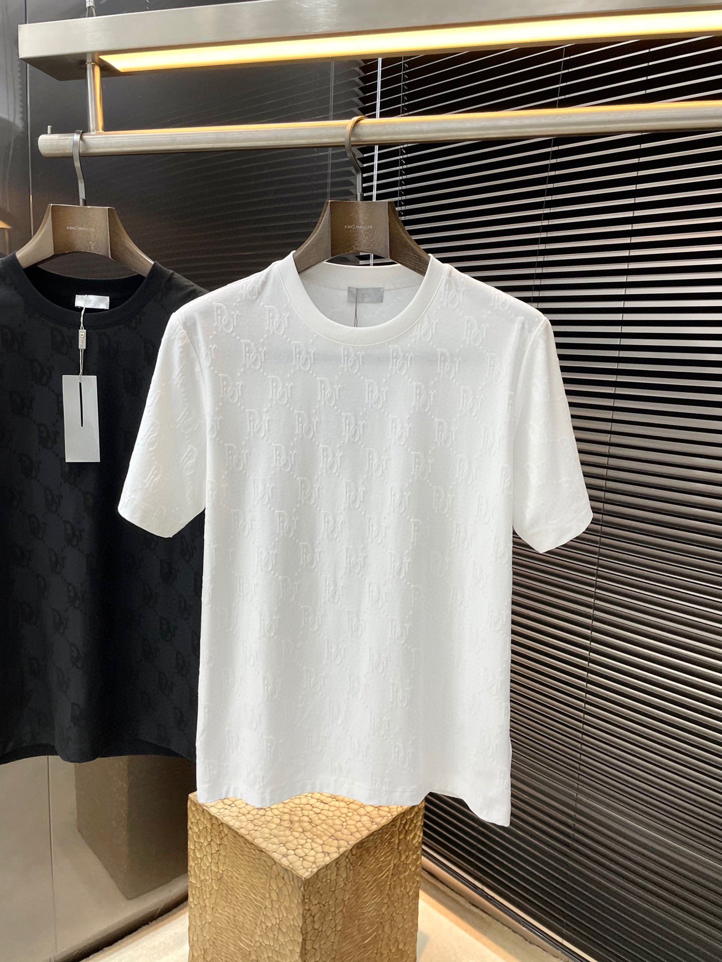 NO:417221,P Dior- (Dior) series VIP high-end customization 2025 spring and summer new short-sleeved style versatile styles anyone can easily control. Fully customized fabrics, high-quality jacquard simmering cotton fabric. The fabric feels soft and the upper body is comfortable and soft. The simple style is very classy, ​​simple and unique, and the style is very exquisite. The tailoring is very exquisite, showing the aura, and it will highlight the exquisiteness of business men!  Size M-3XL,,dior,dior,T-shirt,alexander wang19860909P  Dior-（迪奥）系列 VIP高级定制 2025春夏季新款短袖 百搭款式 任何人都可以轻松驾驭 面料全订制 高定一等品提花丝光棉面料 面料手感柔软,上身舒适柔软 简约的款式非常显档次,简约个性时尚,版型剪裁非常精致,显气场,又会凸显商务男士的精致！尺码 M-3XL,,dior,dior,T-shirt,alexander wang,Men's clothing