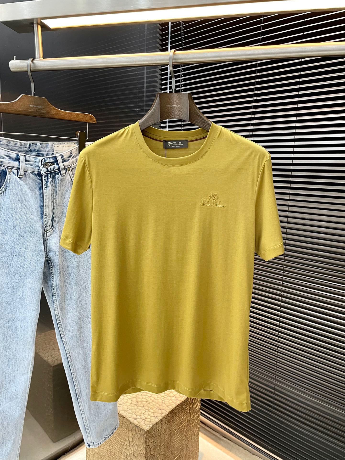 NO:417229,P Loro Piana series VIP high-end customization 2025 spring and summer new short-sleeved style versatile styles anyone can easily control. Fully customized fabrics, high-quality first-class 1 mercerized cotton fabric. The fabric feels soft and the upper body is comfortable and soft. The simple style is very classy, ​​simple and unique, fashionable, the style is very exquisite, showing the aura, and it will highlight the exquisiteness of business men!  Size M-3XL, loro piana, T-shirt, alexander wang19860909P  Loro Piana（诺悠翩雅）系列 VIP高级定制 2025春夏季新款短袖 百搭款式 任何人都可以轻松驾驭 面料全订制 高定一等品1丝光棉面料 面料手感柔软,上身舒适柔软 简约的款式非常显档次,简约个性时尚,版型剪裁非常精致,显气场,又会凸显商务男士的精致！尺码 M-3XL,,loro piana,T-shirt,alexander wang,Men's clothing