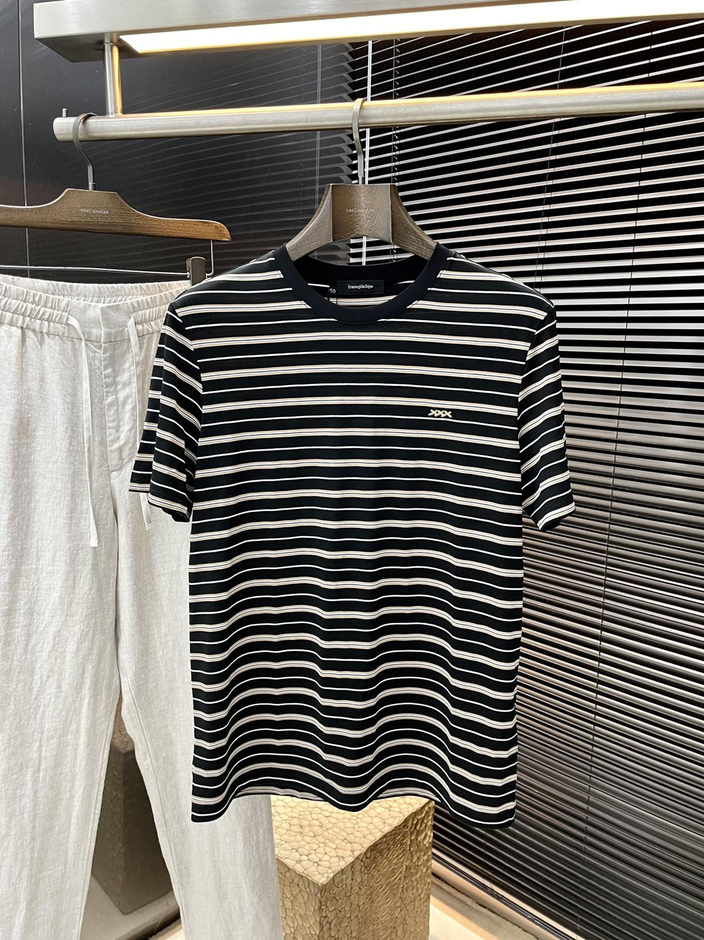 NO:417236,P Z Zegna- (Jegna) series VIP high-end customization 2025 spring and summer new short-sleeved style versatile styles anyone can easily control. Fully customized fabrics, high-quality first-class Lycel fabrics The fabric feels soft and the upper body is comfortable and soft. The simple style is very classy, ​​simple and unique, and the style is very exquisite, showing the aura, and it will highlight the exquisiteness of business men!  Size M-3XL, zegna, T-shirt, alexander wang19860909P  Z Zegna-（杰尼亚）系列 VIP高级定制 2025春夏季新款短袖 百搭款式 任何人都可以轻松驾驭 面料全订制 高定一等品莱赛尔面料 面料手感柔软,上身舒适柔软 简约的款式非常显档次,简约个性时尚,版型剪裁非常精致,显气场,又会凸显商务男士的精致！尺码 M-3XL,,zegna,T-shirt,alexander wang,Men's clothing