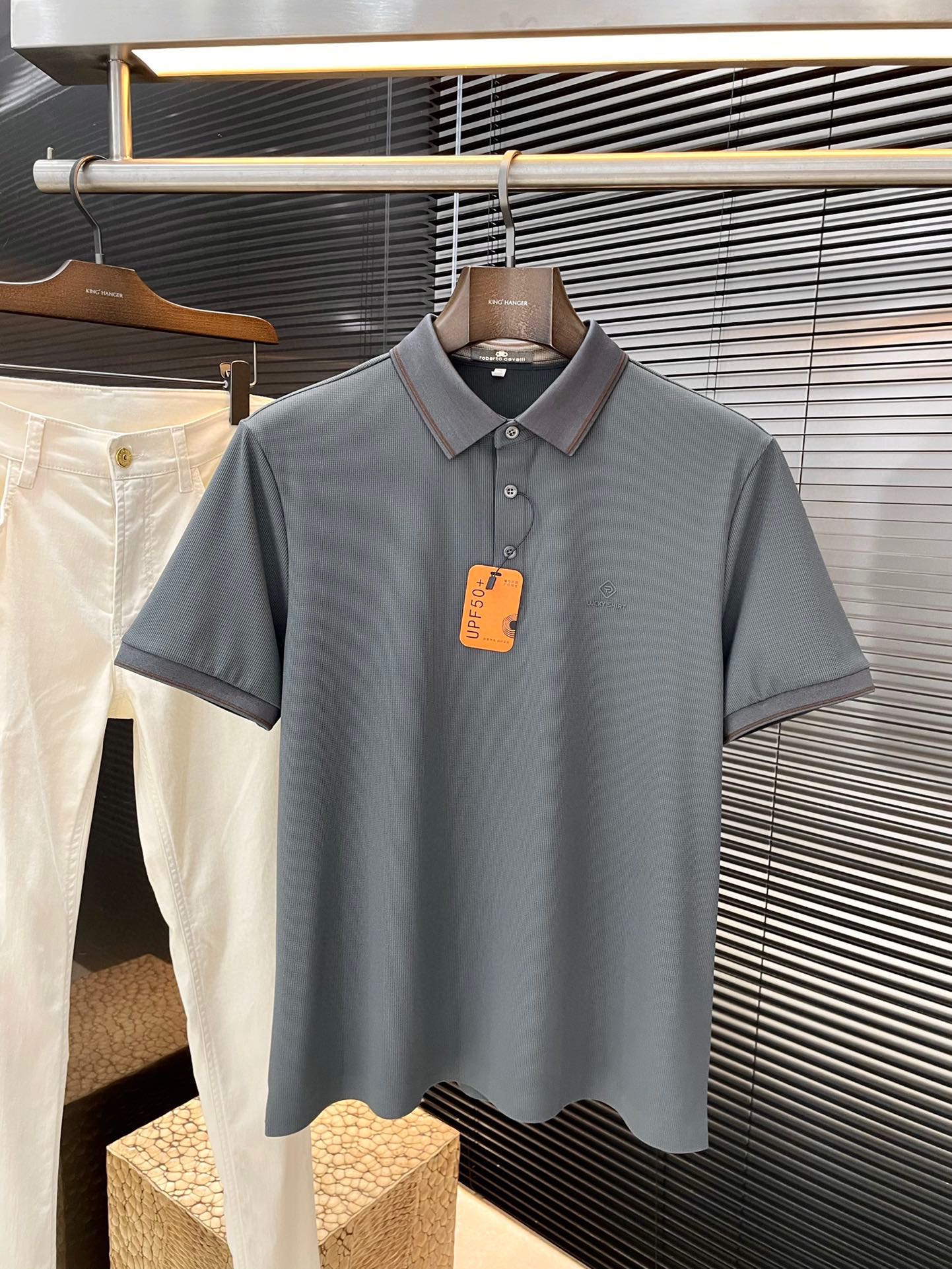 NO:417243,P Cavalli- (Cavalli) 2025 spring and summer latest POLO short sleeves, using the latest nylon fabric, which is resistant to washing and not easy to fade, has a soft feel and soft and comfortable composition. Classic design style, special customization, simple cutting method, reflecting the extraordinary craftsmanship of workers, full of high-end fashion sense!  The style is quite good and casual and versatile. Size M-3XL is shipped the next day, T-shirt, alexander wang19860909P  Cavalli-（卡瓦利）2025春夏最新款POLO短袖,采用最新锦纶面料,耐水洗不易掉色,手感柔软、成分柔软舒适 经典设计风格 特殊定制 简单的裁剪方式拼接,体现出工人不凡的工艺,高端时尚感十足！版型相当赞休闲百搭款.尺码 M-3XL 隔天出货,,T-shirt,alexander wang,Men's clothing