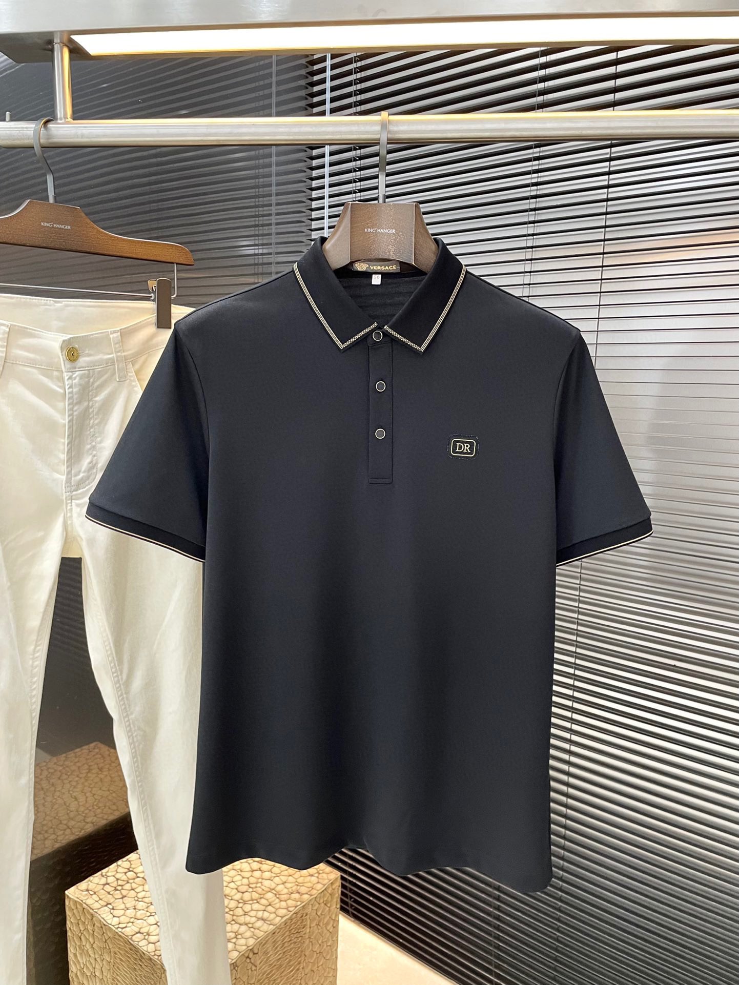 NO:417249,P Versace- (Versace) The latest POLO short-sleeved sleeves in spring and summer 2025, using the latest mulberry silk nylon fabric, which is resistant to washing and not easy to fade, has a soft feel and soft and comfortable composition. Classic design style, special customization, simple cutting and splicing, reflecting the extraordinary craftsmanship of workers, full of high-end and fashionable feeling!  The style is quite good and casual and versatile. Size M-3XL is shipped the next day, versace, versace, T-shirt, alexander wang19860909P  Versace-（范思哲）2025春夏最新款POLO短袖,采用最新桑蚕丝锦纶面料,耐水洗不易掉色,手感柔软、成分柔软舒适 经典设计风格 特殊定制 简单的裁剪方式拼接,体现出工人不凡的工艺,高端时尚感十足！版型相当赞休闲百搭款.尺码 M-3XL 隔天出货,,versace,versace,T-shirt,alexander wang,Men's clothing