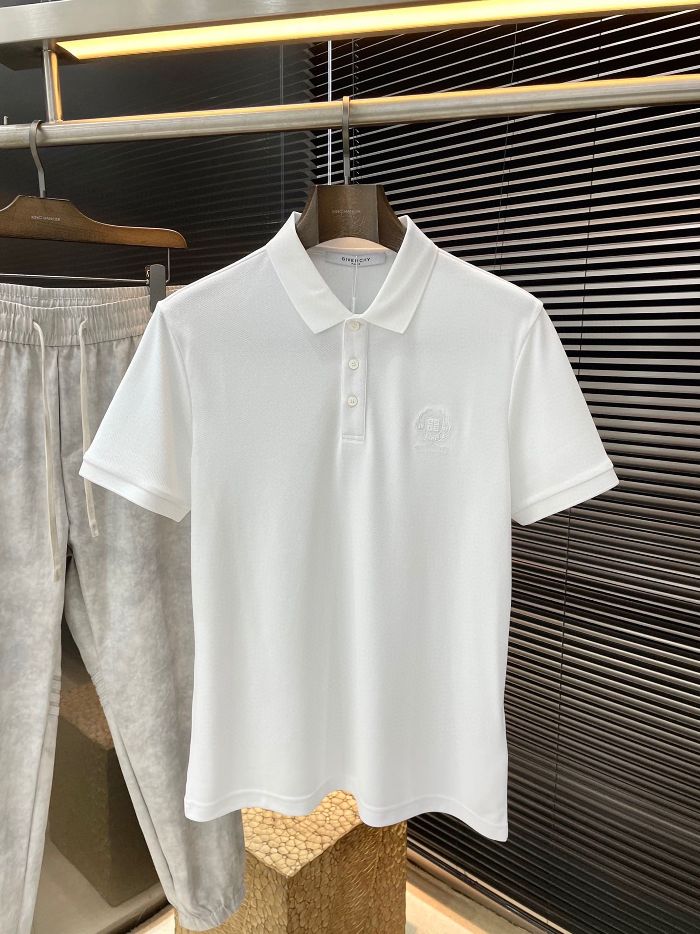 NO:417255,P Givenchy- (Givenchy) The latest POLO short-sleeved sleeves in spring and summer 2025, uses the latest double-sided mercerated bead floor fabric, which is resistant to washing and not easy to fade. It has soft touch and soft and comfortable ingredients. Classic design style. Special customization. Simple cutting method splicing reflects the extraordinary craftsmanship of workers and is full of high-end fashion!  The style is quite good at casual and versatile. Size M-3XL, given, given, given, T-shirt, alexander wang19860909P  Givenchy-（纪梵希）2025年春夏最新款POLO短袖,采用最新双面丝光珠地面料,耐水洗不易掉色,手感柔软、成分柔软舒适 经典设计风格 特殊定制 简单的裁剪方式拼接,体现出工人不凡的工艺,高端时尚感十足！版型相当赞休闲百搭款.尺码 M-3XL,,givenchy,givenchy,T-shirt,alexander wang,Men's clothing