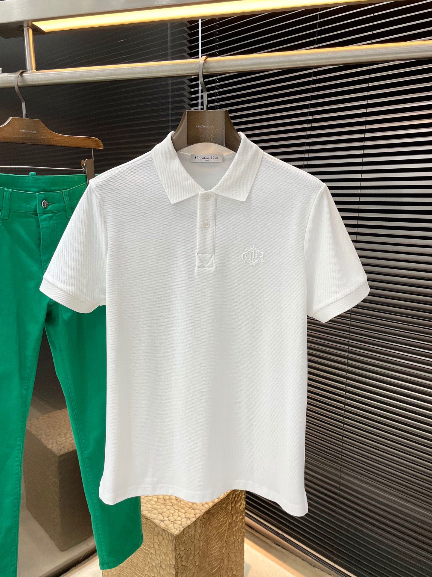 NO:417207,P Dior- (Dior) has the latest POLO short-sleeved spring and summer 2025, using the latest mulberry silk fabric, which is resistant to washing and not easy to fade, has a soft feel and soft and comfortable composition. Classic design style, special customization, simple cutting and splicing, reflecting the extraordinary craftsmanship of workers, full of high-end and fashionable feeling!  The style is quite good at casual and versatile. Size M-3XL, dior, dior, T-shirt, alexander wang19860909P  Dior-（迪奥）2025年春夏最新款POLO短袖,采用最新桑蚕丝面料,耐水洗不易掉色,手感柔软、成分柔软舒适 经典设计风格 特殊定制 简单的裁剪方式拼接,体现出工人不凡的工艺,高端时尚感十足！版型相当赞休闲百搭款.尺码 M-3XL,,dior,dior,T-shirt,alexander wang,Men's clothing