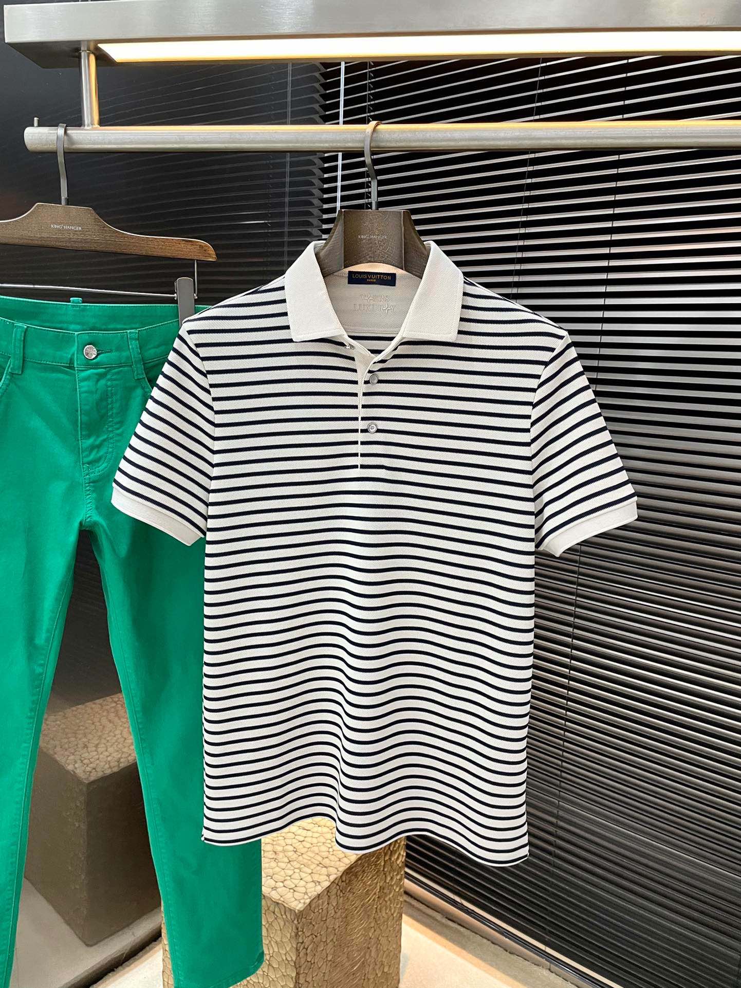 NO:417214,P LOUIS VUITTON (Louis Vuitton) The latest POLO short-sleeved sleeves in spring and summer 2025, uses the latest mulberry silk fabric, which is resistant to washing and not easy to fade, has a soft feel and soft and comfortable composition. Classic design style, special customization, simple cutting and splicing, reflecting the extraordinary craftsmanship of workers, full of high-end and fashionable feeling!  The style is quite good at casual and versatile. Size M-3XL, louis vuitton,louis vuitton,t-shirt,alexander wang19860909P  LOUIS VUITTON（路易威登）2025年春夏最新款POLO短袖,采用最新桑蚕丝面料,耐水洗不易掉色,手感柔软、成分柔软舒适 经典设计风格 特殊定制 简单的裁剪方式拼接,体现出工人不凡的工艺,高端时尚感十足！版型相当赞休闲百搭款.尺码 M-3XL,,louis vuitton,louis vuitton,T-shirt,alexander wang,Men's clothing