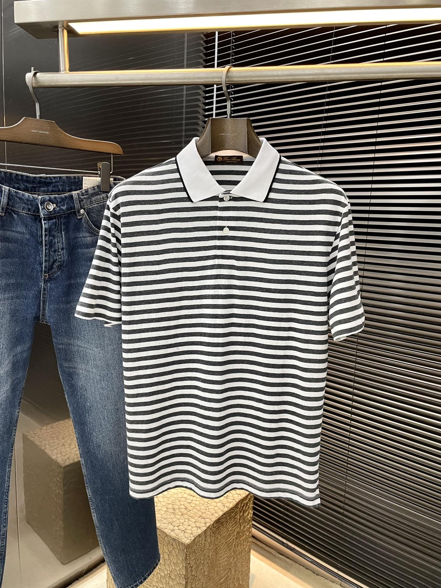 NO:417227,P Loro Piana (Nuoyou Piana) The latest spring and summer 2025 linen cotton striped polo short sleeves. This polo is made of linen cotton fabric. Contrast color striped style increases the fashion personality of the style. The contrasting color design of the collar lapel increases the sense of high-end elegance. The button opening and closing is a must-have item for men's business and leisure, and the upper body effect is excellent. Highly recommended!  Color Light gray-white Dark gray-white Blue-white Number of codes S M L XL,,loro piano,T-shirt,alexander wang19860909P  Loro Piana（诺悠翩雅）2025春夏最新款麻棉条纹polo短袖 这款polo采用麻棉面料制作而成,撞色条纹款式增加款式的时尚个性,衣领翻领撞色设计,增加高级优雅感,纽扣开合,是男士商务休闲必备单品,上身效果极佳.强烈推荐！颜色 浅灰白 深灰白 蓝白 码数 S M L XL,,loro piana,T-shirt,alexander wang,Men's clothing