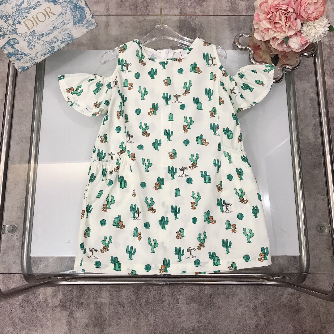 NO:337651,[Spot shipment] Size 90- Moschino Limited series ~ Sexy little slip shoulder small flying sleeves for girls' dresses, exquisite printing crafts, cactus and bear chiffon satin, full color printing, excellent ice sensitivity, soft and comfortable, skin-friendly and not tied, excellent upper body effect, a must-have artifact for princess~ size size 90--110-120-130-140-[CM] Counter packaging 70, clothes, skirts, silk fabric,19860909【现货发】  尺寸90- Moschino 限定系列～性感小漏肩小飞袖女童连衣裙 精致印花工艺仙人掌与小熊雪纺绸缎全面彩印 冰感度超好 柔顺舒适 亲肤不扎 上身效果极好 公主的必备神器～  size尺码90--110-120-130-140-【CM】 专柜包装70,衣服,skirts,silk fabric,,Children's