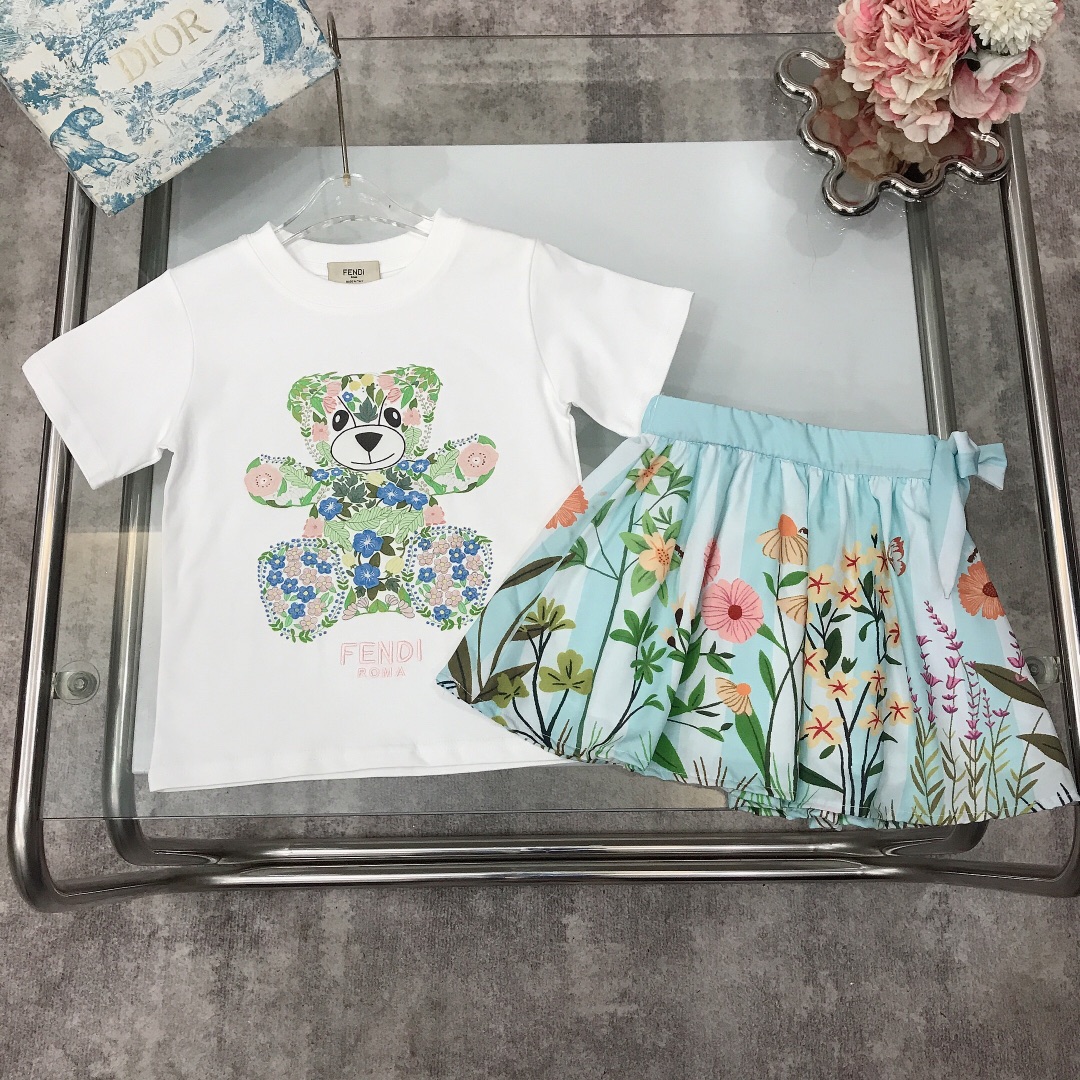 NO:337490,[Spot delivery] Size 90- FEND* /SS Skirt [Short-sleeved skirt] Exquisite pink embroidered logo with floral series bear pattern printed round neck T-shirt with smooth and soft chiffon full petal pattern printed logo skirt with side webbing bow design New summer style ~ combed cotton fabric skin-friendly and refreshing upper body comfortable and breathable and high-end wide threaded neck design High-end fashionable style, using imported high-end custom-made high-quality organic cotton fabric comfortable and breathable The upper body is very good Color White Size 90-100-110-120-130-140-【CM】 Requires counter packaging, clothes, fendi, skirts, T-shirt, tees, t-shirt,19860909【现货发】  尺寸90- FEND* /SS 套裙【短袖半裙】精致粉色刺绣logo搭配碎花系列小熊图案印花圆领T恤 搭配顺滑柔软雪纺全面花瓣图案印花logo半裙 侧边织带绑蝴蝶结设计 夏季新款～精梳棉面料亲肤透爽 上身舒适透气又高级 宽大螺纹领口设计 高级时髦款,采用进口高端定制精选优质有机棉面料 舒适透气 上身效果非常好 颜色 白色 尺码90-100-110-120-130-140-【CM】 需要专柜包装元,衣服,fendi,skirts,T-shirt,tees，t-shirt,,Children's