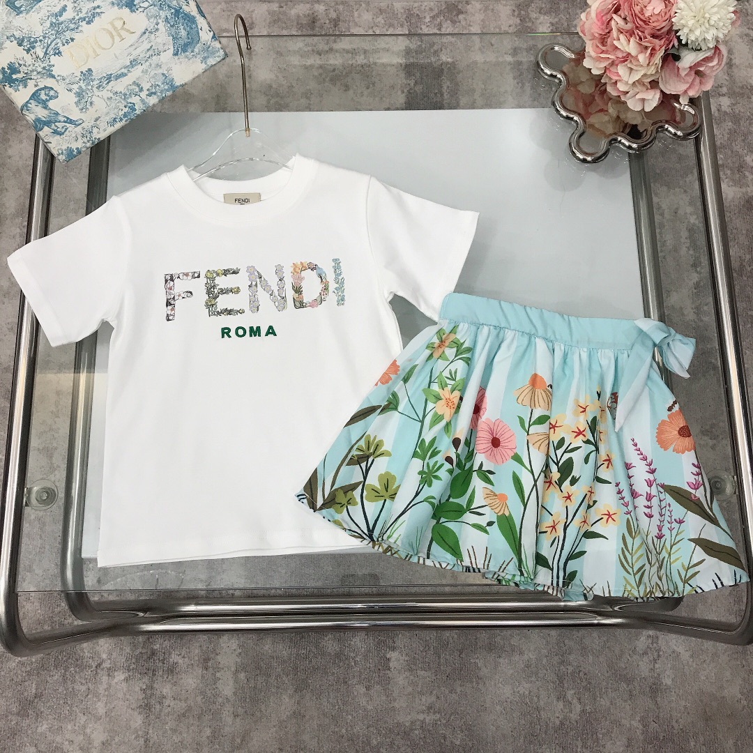 NO:337478,[Spot delivery] Size 90- FEND* /SS Skirt [Short-sleeved skirt] Flower pattern printed round neck T-shirt with smooth and soft chiffon full petal pattern printed logo skirt Side webbing bow design New summer style ~ combed cotton fabric skin-friendly and refreshing upper body comfortable and breathable and high-end wide threaded neck design High-end fashionable style, using imported high-end custom-made high-quality organic cotton fabric comfortable and breathable The upper body effect is very good Color White Size 90-100-110-120-130-140-【CM】 Requires counter packaging, clothes, fendi, skirts, T-shirt, tees, t-shirt,19860909【现货发】  尺寸90- FEND* /SS 套裙【短袖半裙】花朵图案印花圆领T恤 搭配顺滑柔软雪纺全面花瓣图案印花logo半裙 侧边织带绑蝴蝶结设计 夏季新款～精梳棉面料亲肤透爽 上身舒适透气又高级 宽大螺纹领口设计 高级时髦款,采用进口高端定制精选优质有机棉面料 舒适透气 上身效果非常好 颜色 白色 尺码90-100-110-120-130-140-【CM】 需要专柜包装元,衣服,fendi,skirts,T-shirt,tees，t-shirt,,Children's