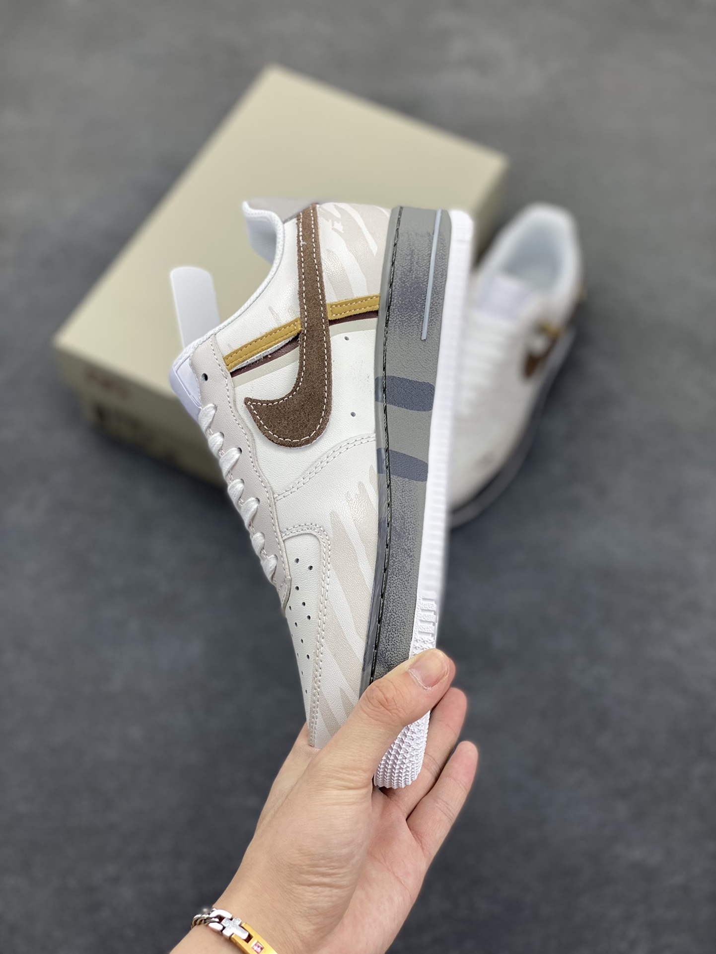 图片[3]-Nike Air Force 1 Low 空军一号低帮百搭休闲运动板鞋。柔软、弹性十足的缓震性能和出色的中底设计，横跨复古与现代的外型结合，造就出风靡全球三十多年的Force 1，直到今天还深受青睐。 货号：CW2288-112 尺码：36 36.5 37.5 38 38.5 39 40 40.5 41 42 42.5 43 44 44.5 45-选品中心