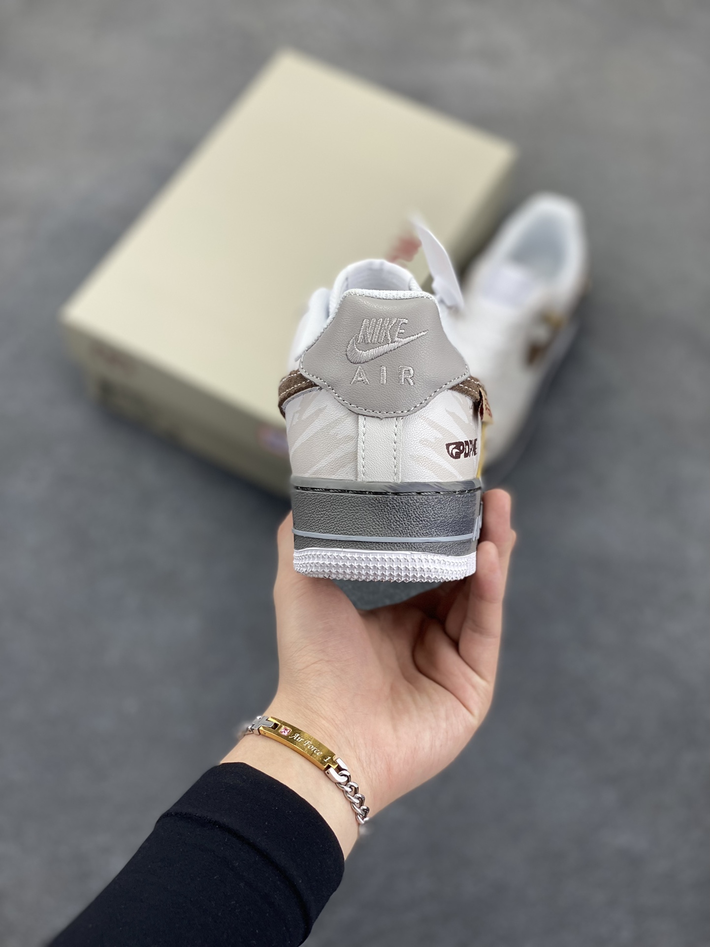 图片[4]-Nike Air Force 1 Low 空军一号低帮百搭休闲运动板鞋。柔软、弹性十足的缓震性能和出色的中底设计，横跨复古与现代的外型结合，造就出风靡全球三十多年的Force 1，直到今天还深受青睐。 货号：CW2288-112 尺码：36 36.5 37.5 38 38.5 39 40 40.5 41 42 42.5 43 44 44.5 45-选品中心