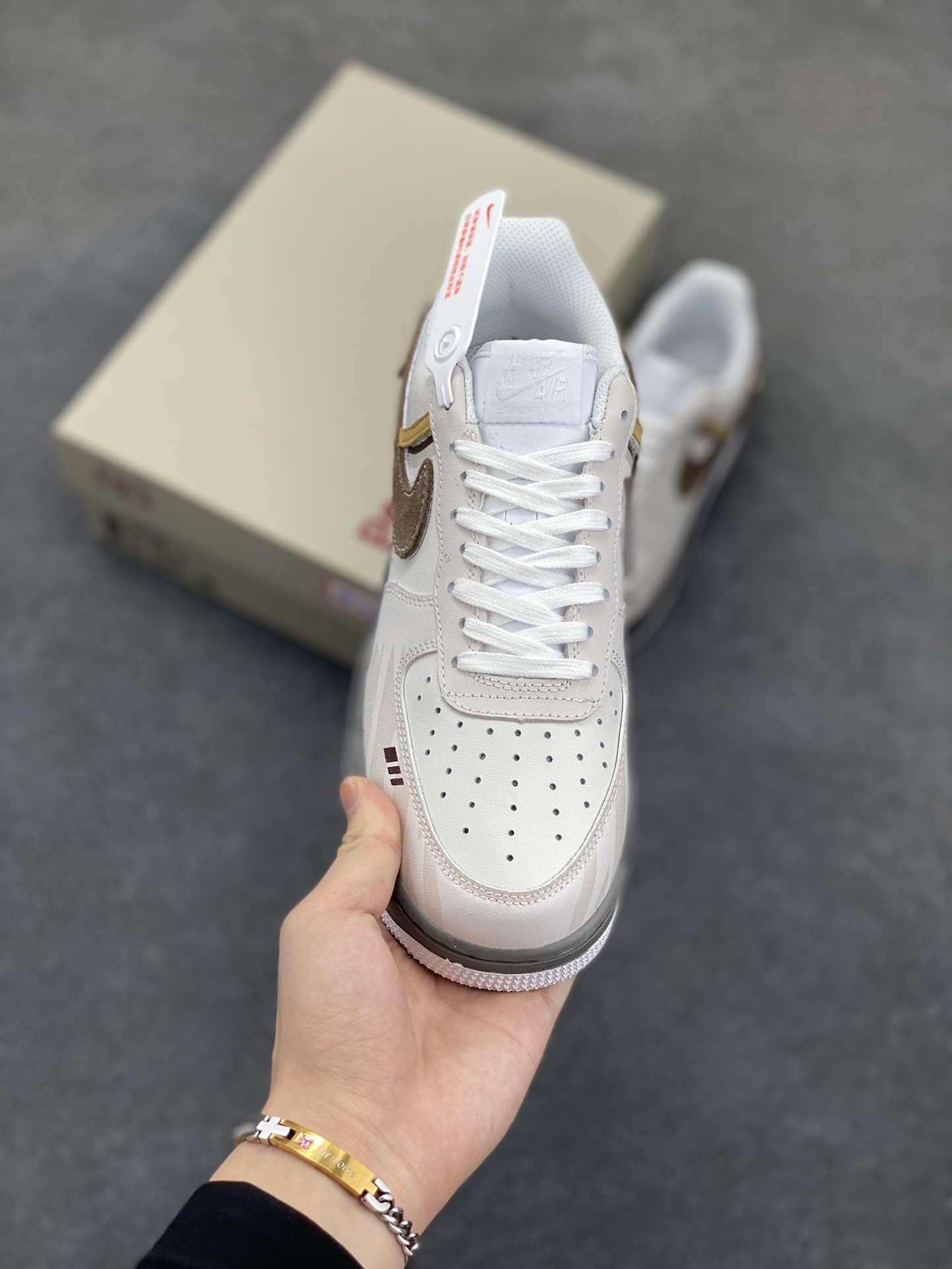 图片[2]-Nike Air Force 1 Low 空军一号低帮百搭休闲运动板鞋。柔软、弹性十足的缓震性能和出色的中底设计，横跨复古与现代的外型结合，造就出风靡全球三十多年的Force 1，直到今天还深受青睐。 货号：CW2288-112 尺码：36 36.5 37.5 38 38.5 39 40 40.5 41 42 42.5 43 44 44.5 45-选品中心