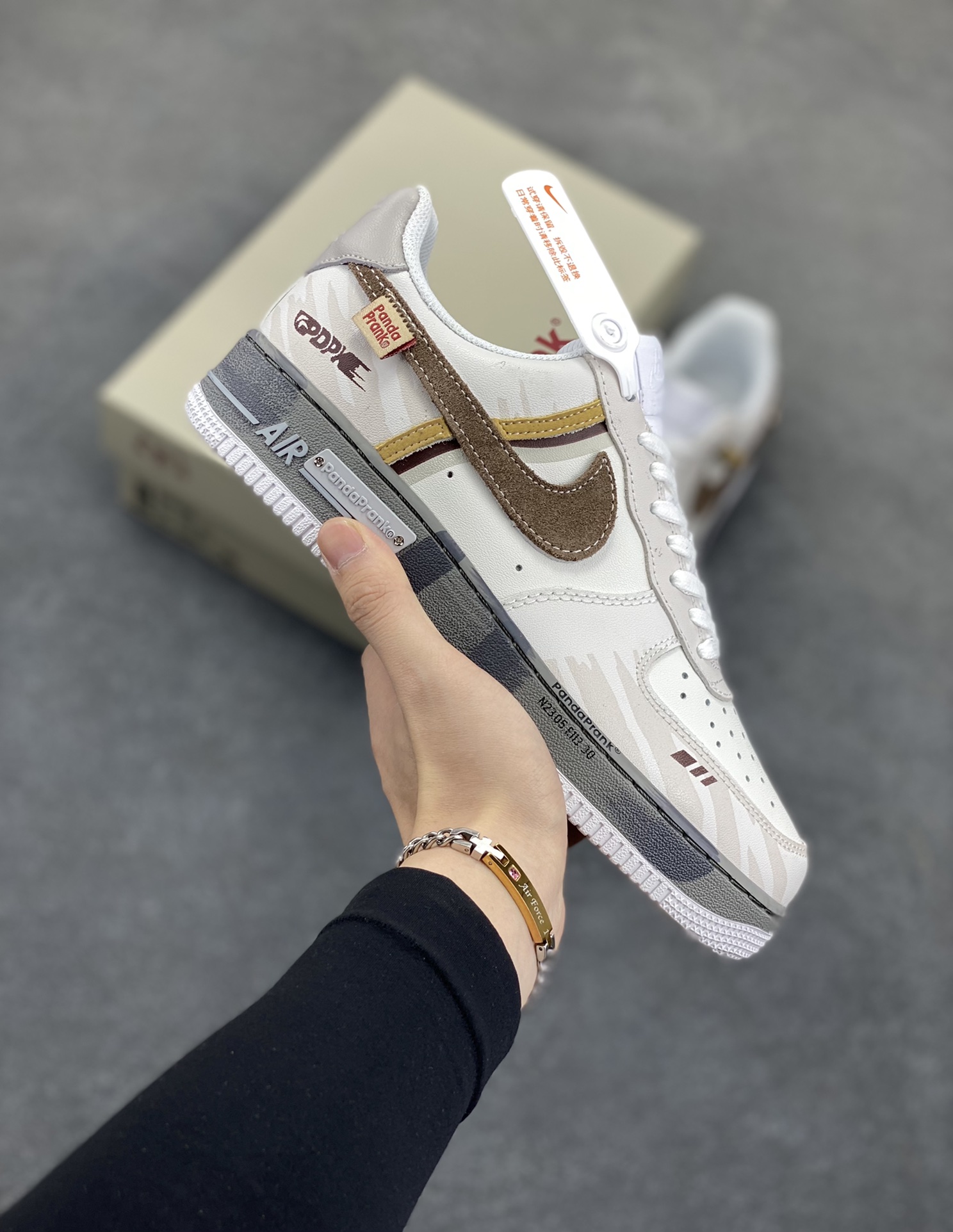 Nike Air Force 1 Low 空军一号低帮百搭休闲运动板鞋。柔软、弹性十足的缓震性能和出色的中底设计,横跨复古与现代的外型结合,造就出风靡全球三十多年的Force 1,直到今天还深受青睐。 货号:CW2288-112 尺码:36 36.5 37.5 38 38.5 39 40 40.5 41 42 42.5 43 44 44.5 45-选品中心