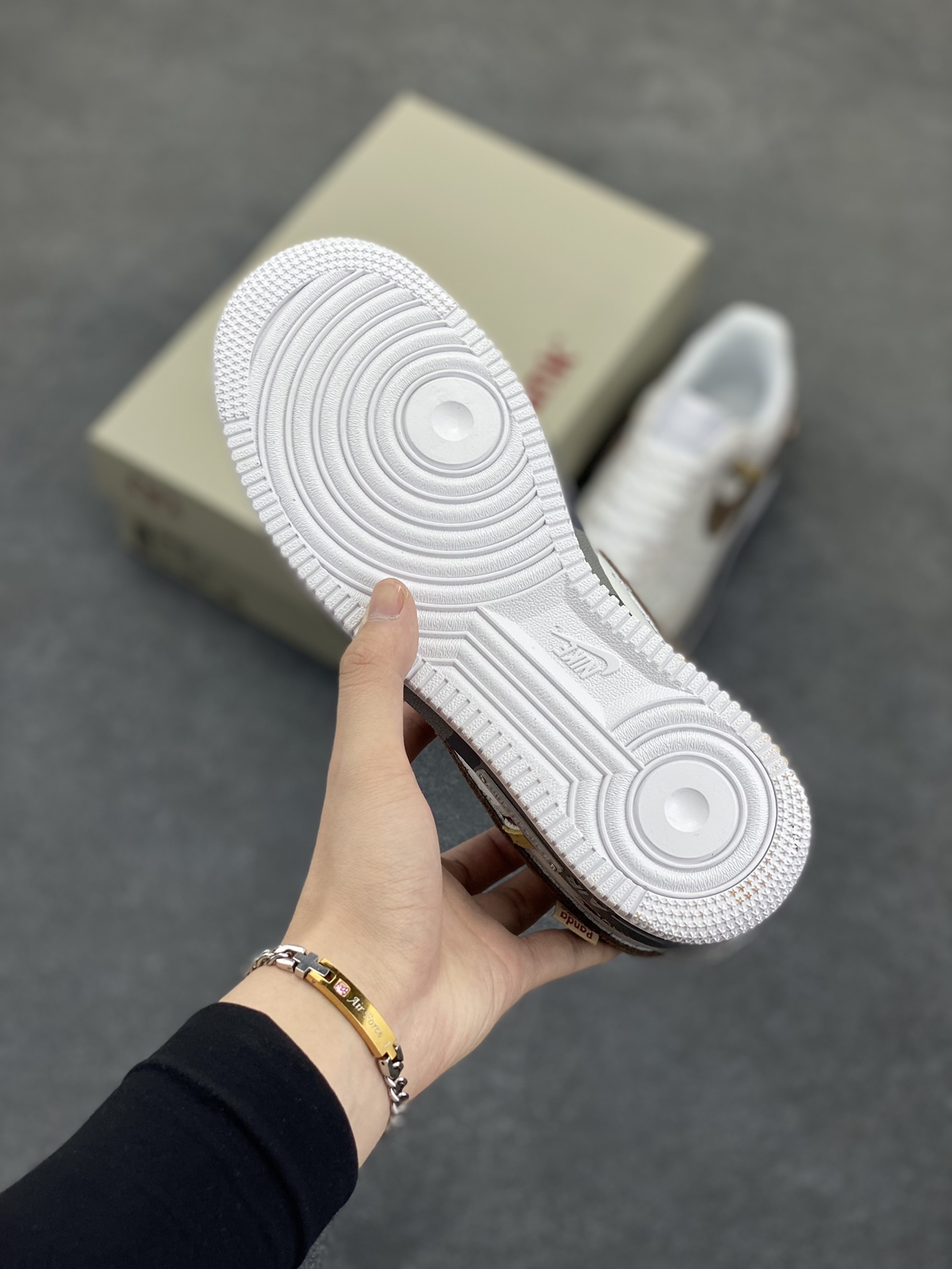 图片[5]-Nike Air Force 1 Low 空军一号低帮百搭休闲运动板鞋。柔软、弹性十足的缓震性能和出色的中底设计，横跨复古与现代的外型结合，造就出风靡全球三十多年的Force 1，直到今天还深受青睐。 货号：CW2288-112 尺码：36 36.5 37.5 38 38.5 39 40 40.5 41 42 42.5 43 44 44.5 45-选品中心