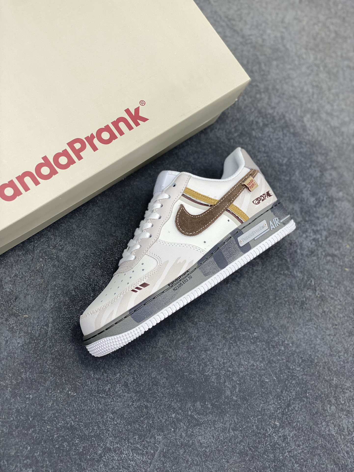 图片[7]-Nike Air Force 1 Low 空军一号低帮百搭休闲运动板鞋。柔软、弹性十足的缓震性能和出色的中底设计，横跨复古与现代的外型结合，造就出风靡全球三十多年的Force 1，直到今天还深受青睐。 货号：CW2288-112 尺码：36 36.5 37.5 38 38.5 39 40 40.5 41 42 42.5 43 44 44.5 45-选品中心