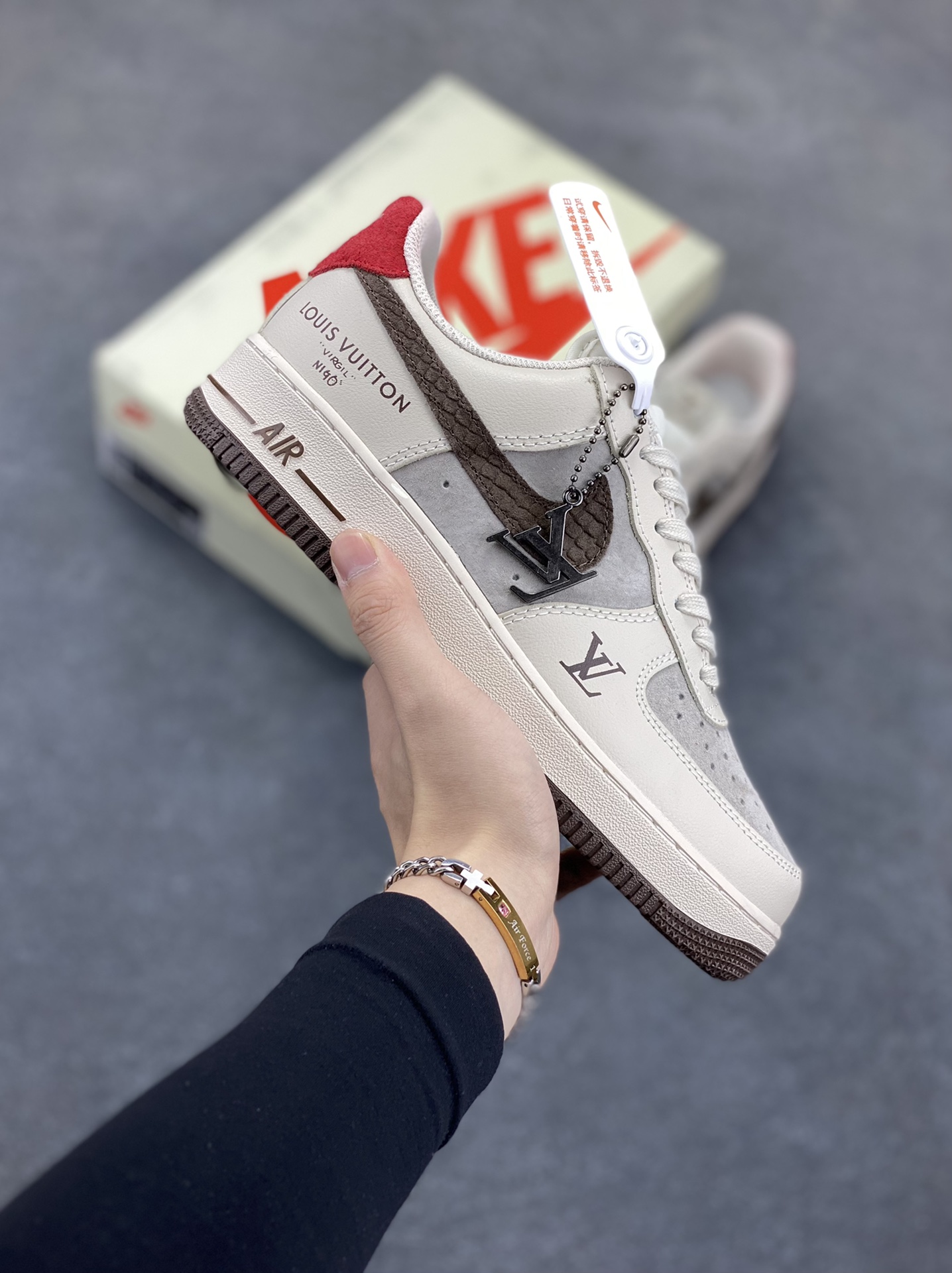 Nike Air Force 1 Low 空军一号低帮百搭休闲运动板鞋。柔软、弹性十足的缓震性能和出色的中底设计，横跨复古与现代的外型结合，造就出风靡全球三十多年的Force 1，直到今天还深受青睐。 货号：XX3168-129 尺码：36 36.5 37.5 38 38.5 39 40 40.5 41 42 42.5 43 44 44.5 45-选品中心