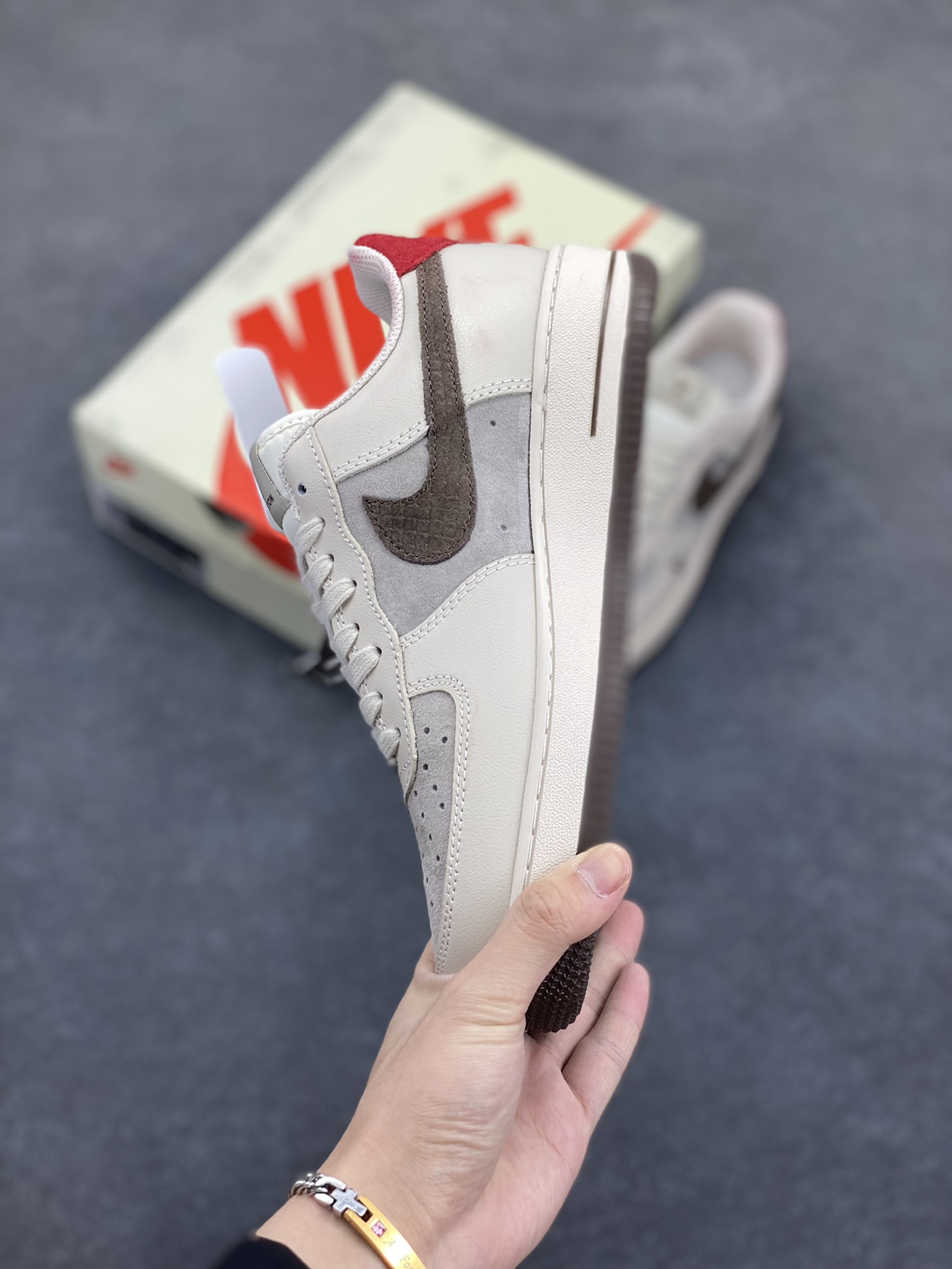 图片[3]-Nike Air Force 1 Low 空军一号低帮百搭休闲运动板鞋。柔软、弹性十足的缓震性能和出色的中底设计，横跨复古与现代的外型结合，造就出风靡全球三十多年的Force 1，直到今天还深受青睐。 货号：XX3168-129 尺码：36 36.5 37.5 38 38.5 39 40 40.5 41 42 42.5 43 44 44.5 45-选品中心