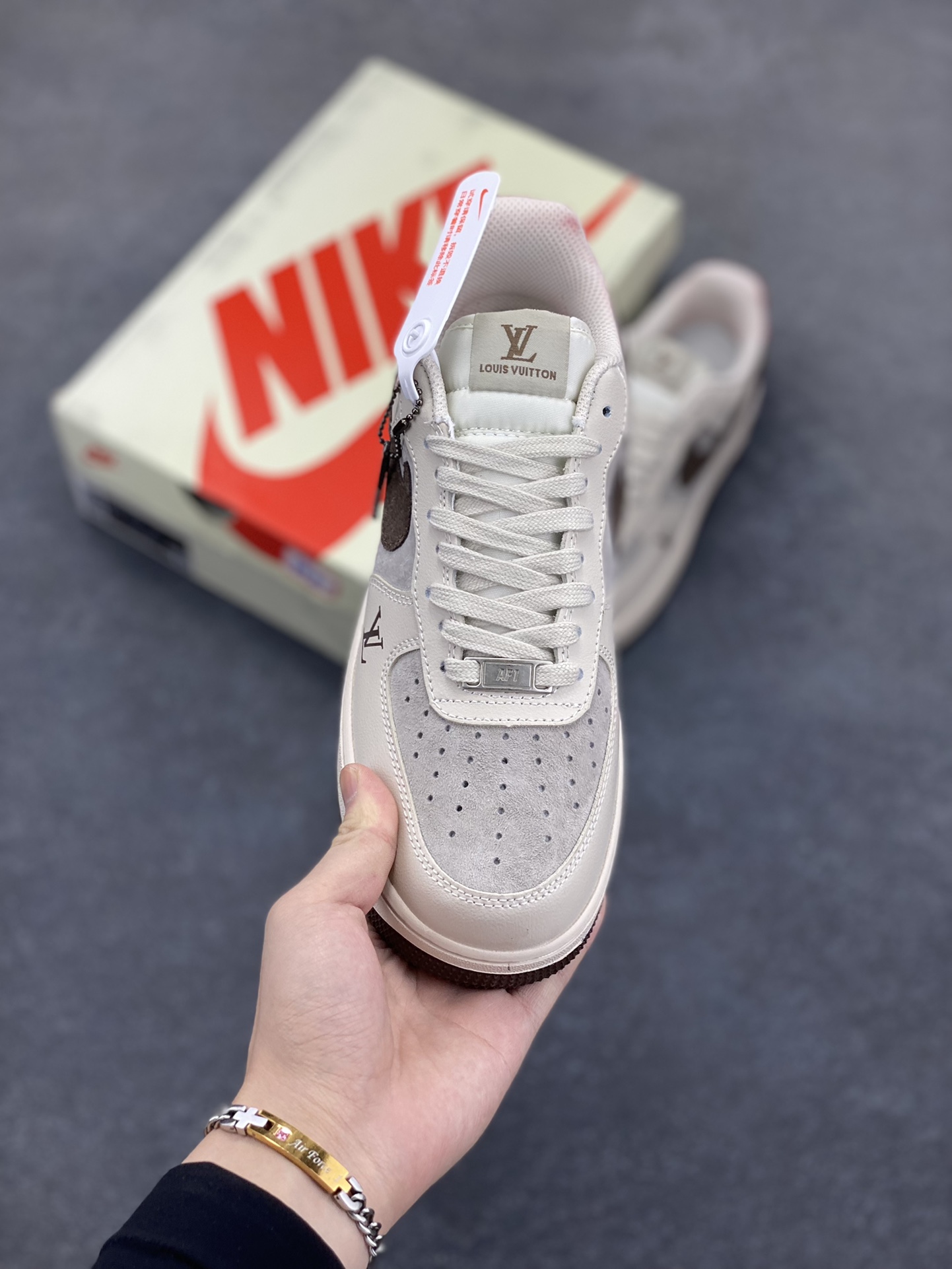 图片[2]-Nike Air Force 1 Low 空军一号低帮百搭休闲运动板鞋。柔软、弹性十足的缓震性能和出色的中底设计，横跨复古与现代的外型结合，造就出风靡全球三十多年的Force 1，直到今天还深受青睐。 货号：XX3168-129 尺码：36 36.5 37.5 38 38.5 39 40 40.5 41 42 42.5 43 44 44.5 45-选品中心