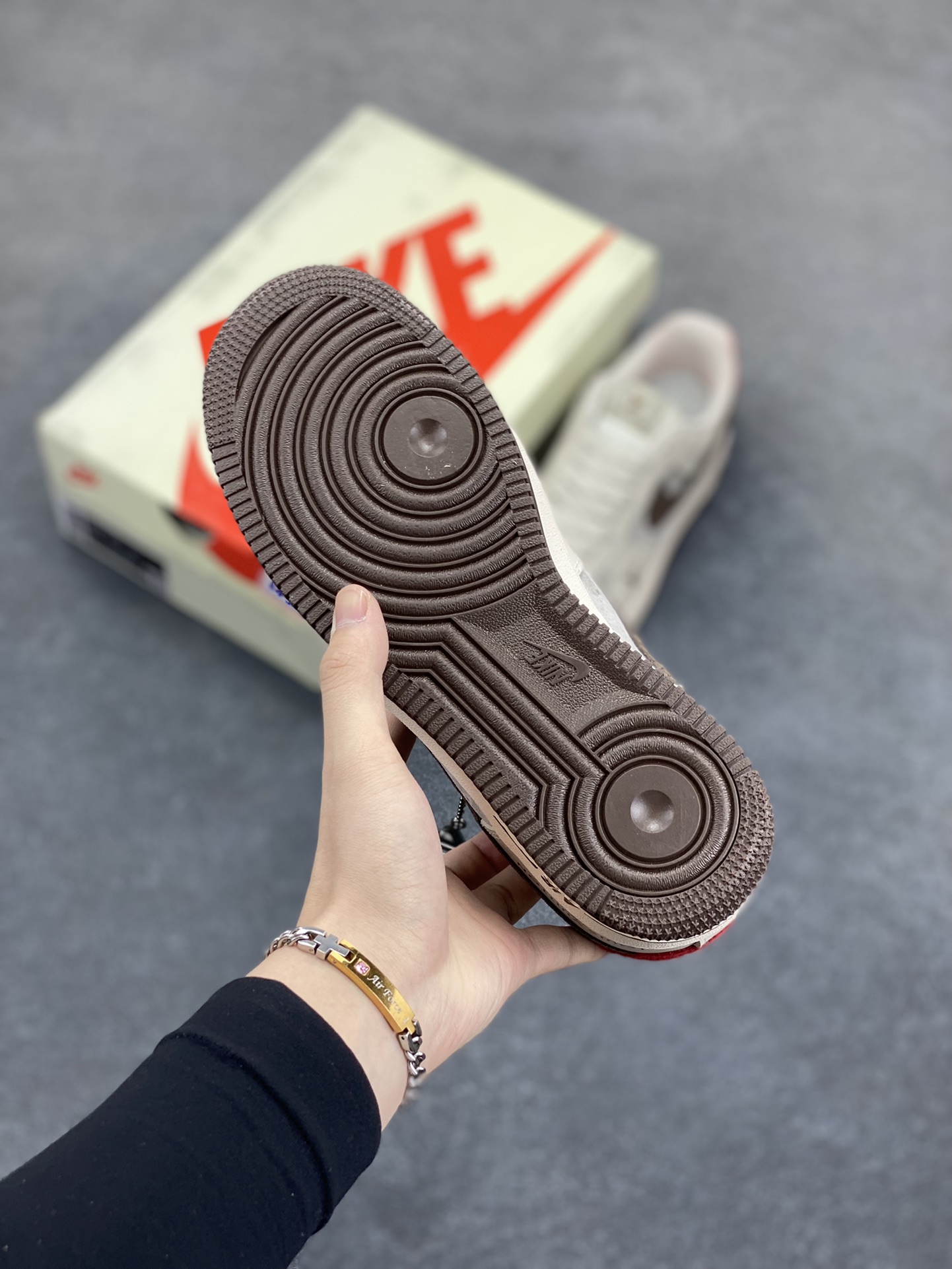 图片[5]-Nike Air Force 1 Low 空军一号低帮百搭休闲运动板鞋。柔软、弹性十足的缓震性能和出色的中底设计，横跨复古与现代的外型结合，造就出风靡全球三十多年的Force 1，直到今天还深受青睐。 货号：XX3168-129 尺码：36 36.5 37.5 38 38.5 39 40 40.5 41 42 42.5 43 44 44.5 45-选品中心