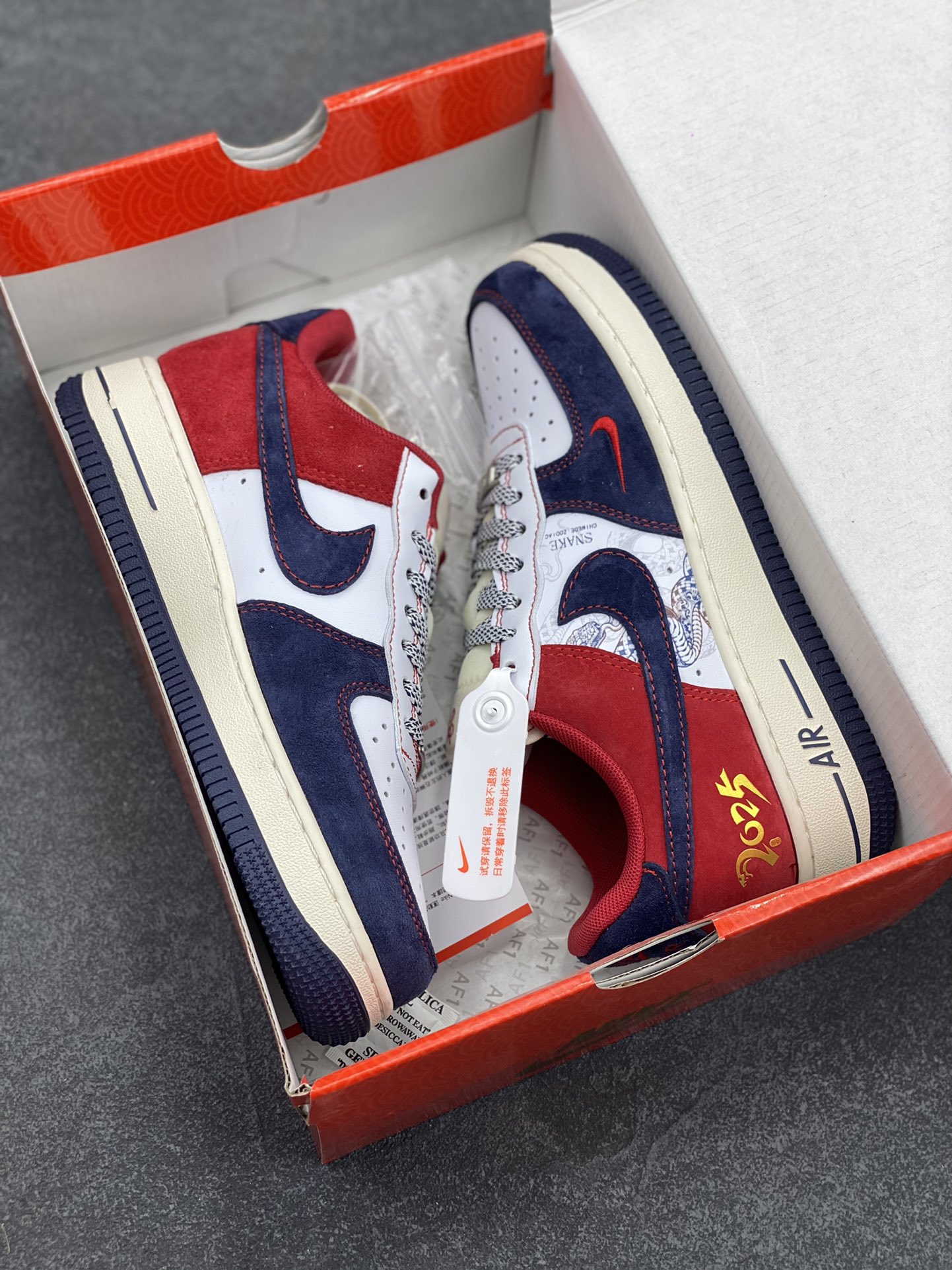 图片[9]-福利特价 蛇年🐍限量发售！NIke Air Force 1 \’07 Low#蛇年先行者 “蓝红高奢蛇年定制 空军一号 低帮 运动鞋 休闲鞋 折边针车 工艺难度大 原楦头原纸板 原装鞋盒 定制五金配件 内置全掌气垫 原厂鞋底 货号：HD2258-012 尺码：36 36.5 37.5 38 38.5 39 40 40.5 41 42 42.5 43 44 44.5 45-选品中心