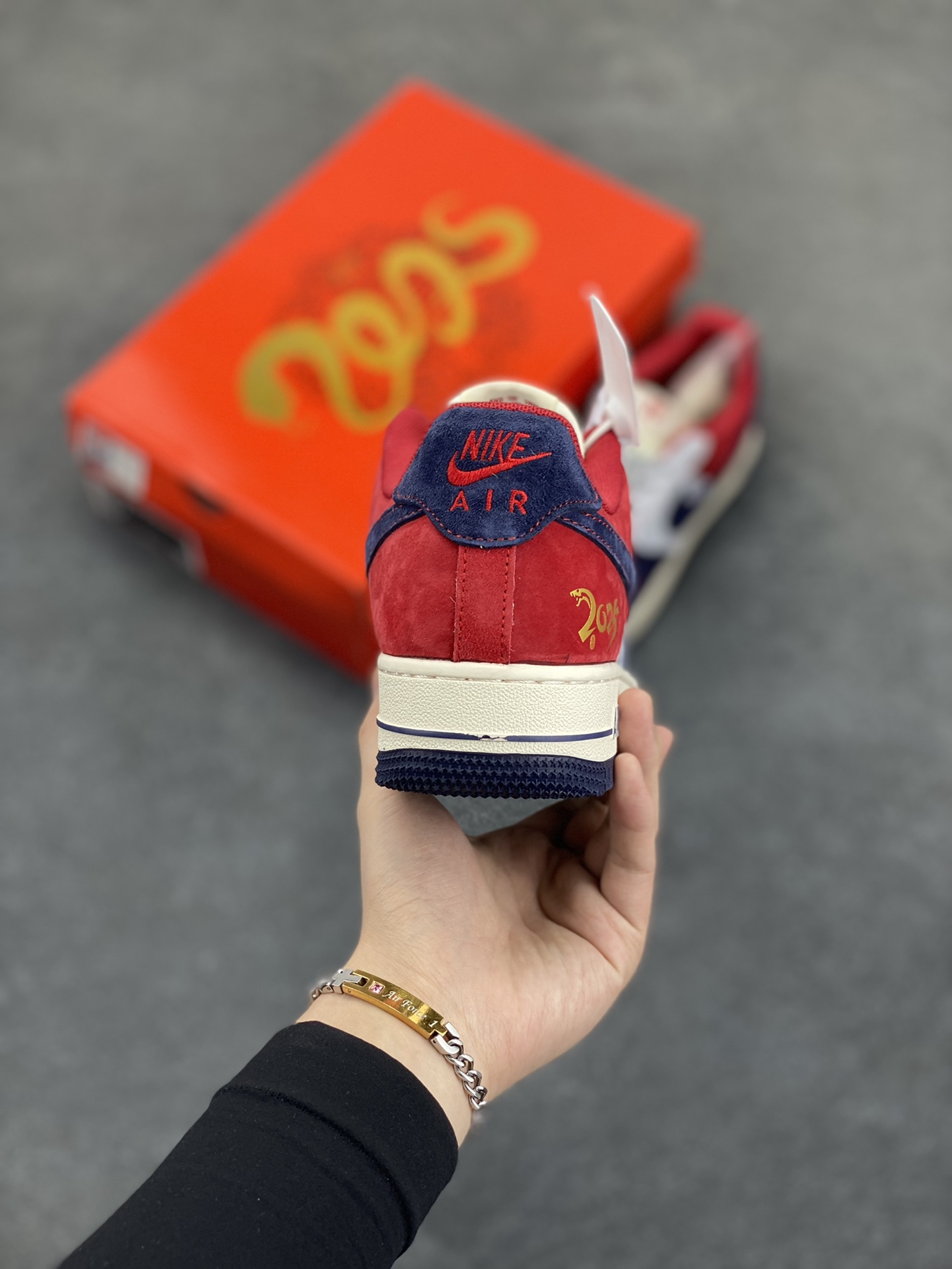 图片[4]-福利特价 蛇年🐍限量发售！NIke Air Force 1 \’07 Low#蛇年先行者 “蓝红高奢蛇年定制 空军一号 低帮 运动鞋 休闲鞋 折边针车 工艺难度大 原楦头原纸板 原装鞋盒 定制五金配件 内置全掌气垫 原厂鞋底 货号：HD2258-012 尺码：36 36.5 37.5 38 38.5 39 40 40.5 41 42 42.5 43 44 44.5 45-选品中心