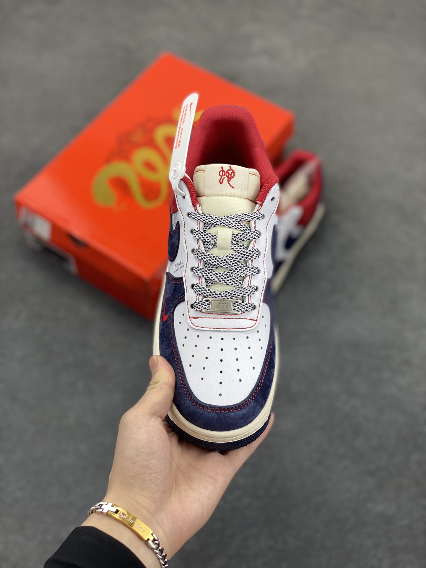 图片[2]-福利特价 蛇年🐍限量发售！NIke Air Force 1 \’07 Low#蛇年先行者 “蓝红高奢蛇年定制 空军一号 低帮 运动鞋 休闲鞋 折边针车 工艺难度大 原楦头原纸板 原装鞋盒 定制五金配件 内置全掌气垫 原厂鞋底 货号：HD2258-012 尺码：36 36.5 37.5 38 38.5 39 40 40.5 41 42 42.5 43 44 44.5 45-选品中心