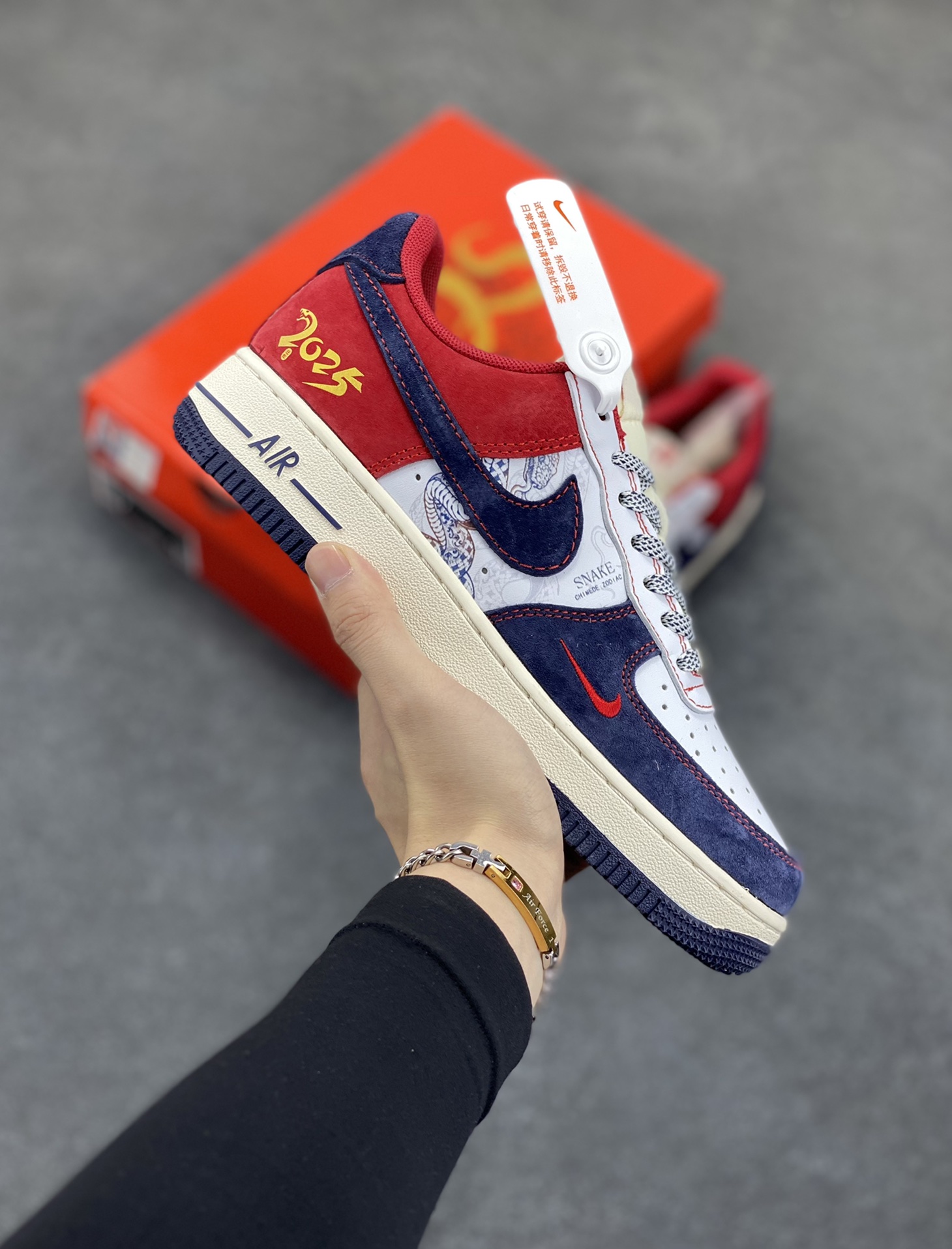 福利特价 蛇年🐍限量发售!NIke Air Force 1 \’07 Low#蛇年先行者 “蓝红高奢蛇年定制 空军一号 低帮 运动鞋 休闲鞋 折边针车 工艺难度大 原楦头原纸板 原装鞋盒 定制五金配件 内置全掌气垫 原厂鞋底 货号:HD2258-012 尺码:36 36.5 37.5 38 38.5 39 40 40.5 41 42 42.5 43 44 44.5 45-选品中心