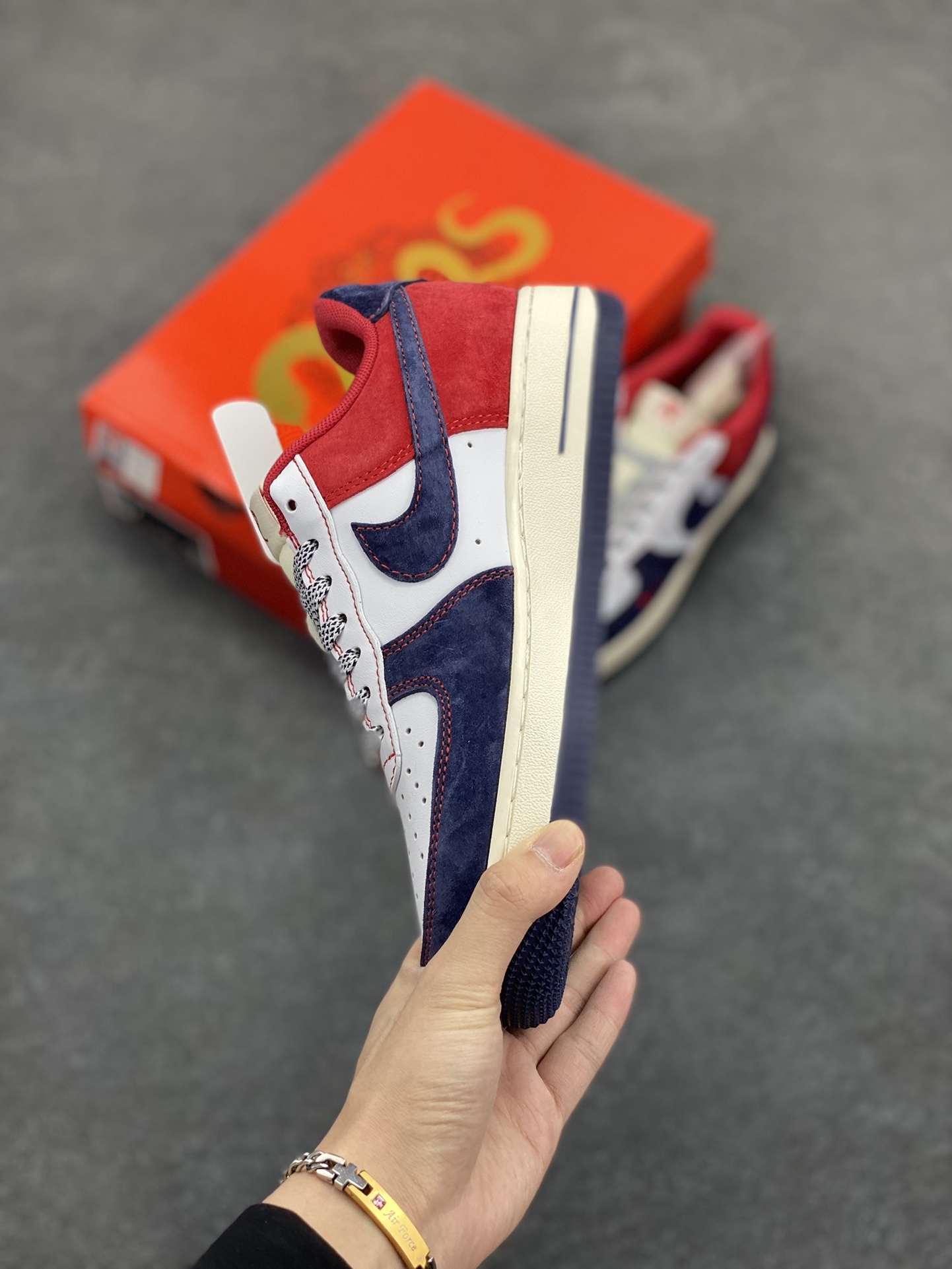 图片[3]-福利特价 蛇年🐍限量发售！NIke Air Force 1 \’07 Low#蛇年先行者 “蓝红高奢蛇年定制 空军一号 低帮 运动鞋 休闲鞋 折边针车 工艺难度大 原楦头原纸板 原装鞋盒 定制五金配件 内置全掌气垫 原厂鞋底 货号：HD2258-012 尺码：36 36.5 37.5 38 38.5 39 40 40.5 41 42 42.5 43 44 44.5 45-选品中心