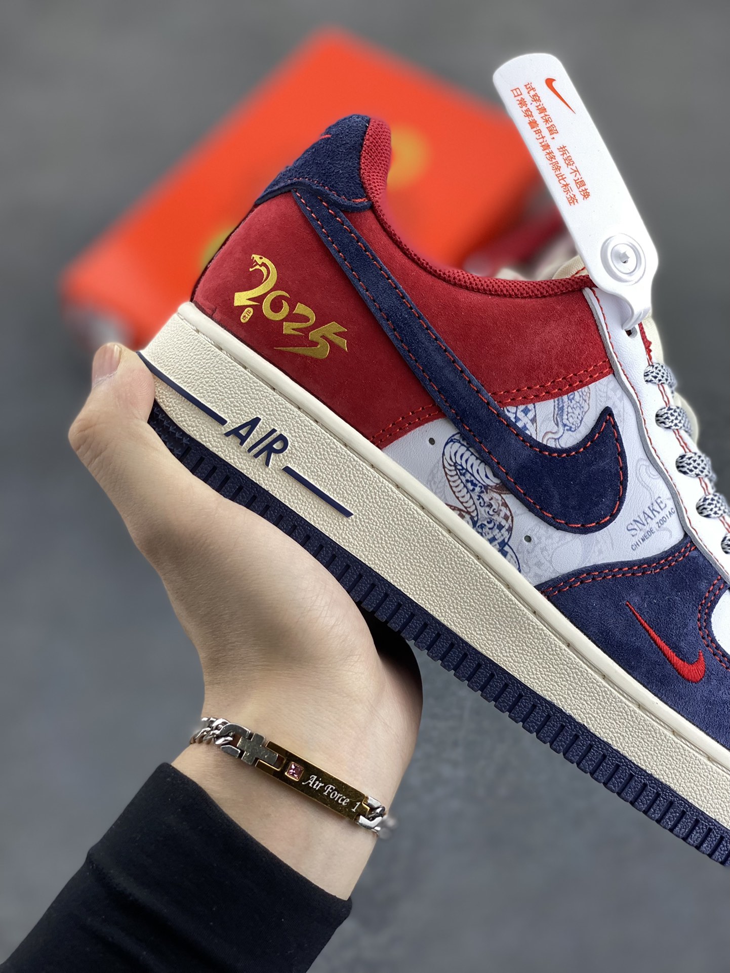 图片[6]-福利特价 蛇年🐍限量发售！NIke Air Force 1 \’07 Low#蛇年先行者 “蓝红高奢蛇年定制 空军一号 低帮 运动鞋 休闲鞋 折边针车 工艺难度大 原楦头原纸板 原装鞋盒 定制五金配件 内置全掌气垫 原厂鞋底 货号：HD2258-012 尺码：36 36.5 37.5 38 38.5 39 40 40.5 41 42 42.5 43 44 44.5 45-选品中心