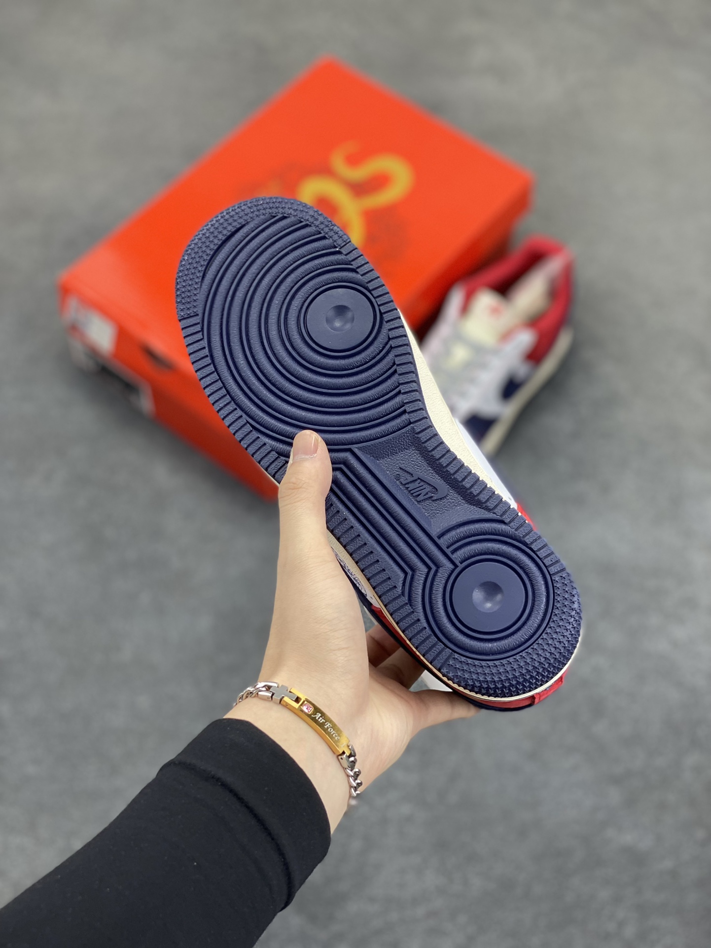 图片[5]-福利特价 蛇年🐍限量发售！NIke Air Force 1 \’07 Low#蛇年先行者 “蓝红高奢蛇年定制 空军一号 低帮 运动鞋 休闲鞋 折边针车 工艺难度大 原楦头原纸板 原装鞋盒 定制五金配件 内置全掌气垫 原厂鞋底 货号：HD2258-012 尺码：36 36.5 37.5 38 38.5 39 40 40.5 41 42 42.5 43 44 44.5 45-选品中心