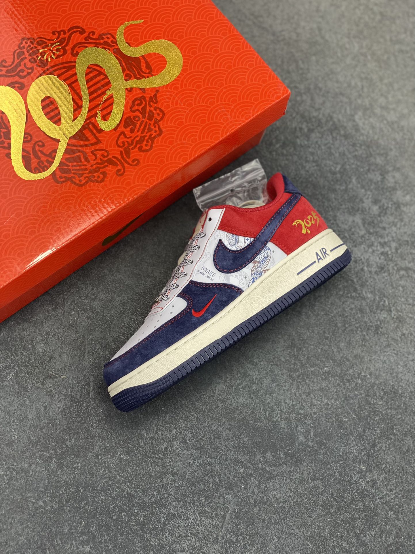 图片[7]-福利特价 蛇年🐍限量发售！NIke Air Force 1 \’07 Low#蛇年先行者 “蓝红高奢蛇年定制 空军一号 低帮 运动鞋 休闲鞋 折边针车 工艺难度大 原楦头原纸板 原装鞋盒 定制五金配件 内置全掌气垫 原厂鞋底 货号：HD2258-012 尺码：36 36.5 37.5 38 38.5 39 40 40.5 41 42 42.5 43 44 44.5 45-选品中心