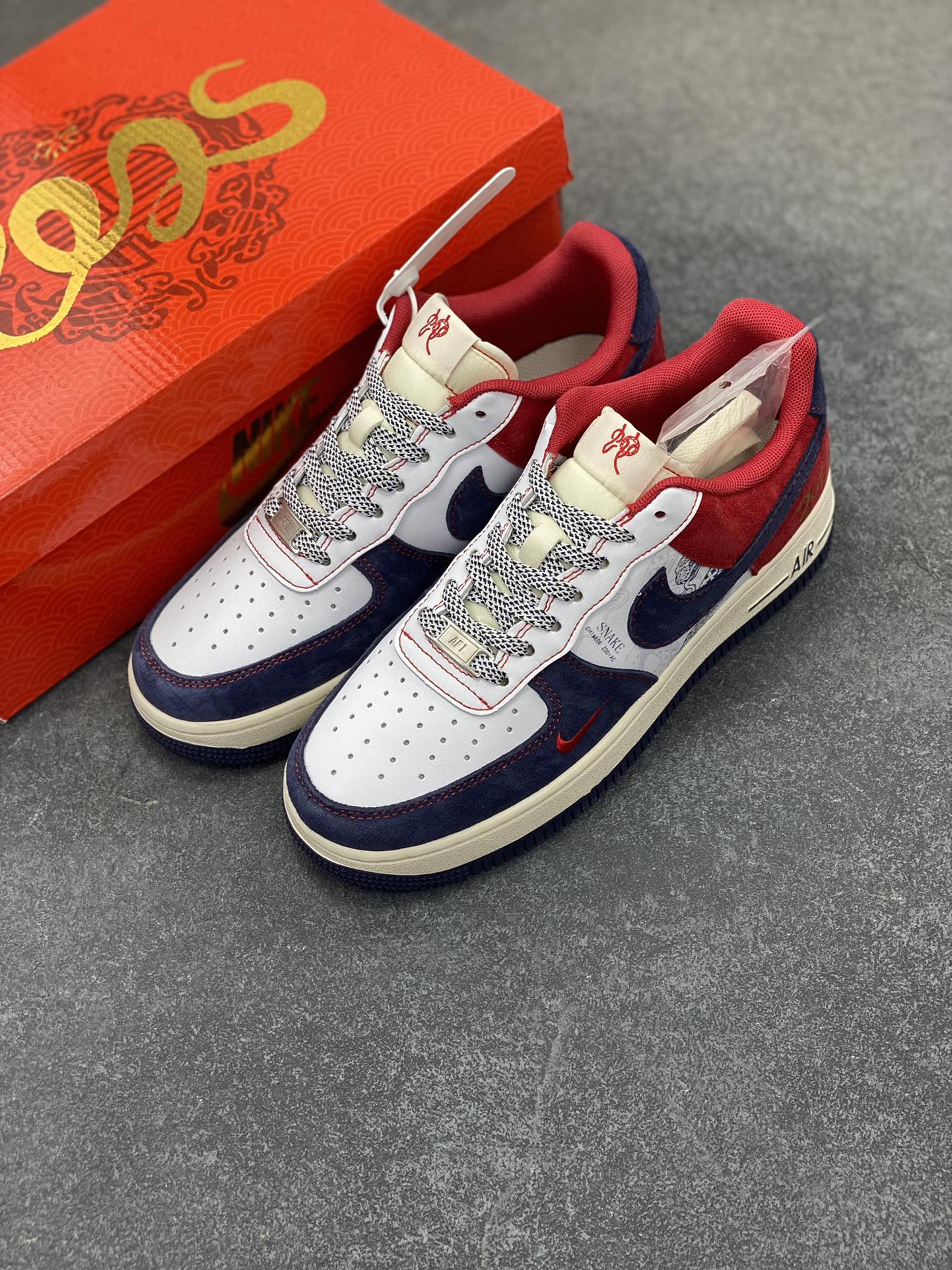 图片[8]-福利特价 蛇年🐍限量发售！NIke Air Force 1 \’07 Low#蛇年先行者 “蓝红高奢蛇年定制 空军一号 低帮 运动鞋 休闲鞋 折边针车 工艺难度大 原楦头原纸板 原装鞋盒 定制五金配件 内置全掌气垫 原厂鞋底 货号：HD2258-012 尺码：36 36.5 37.5 38 38.5 39 40 40.5 41 42 42.5 43 44 44.5 45-选品中心