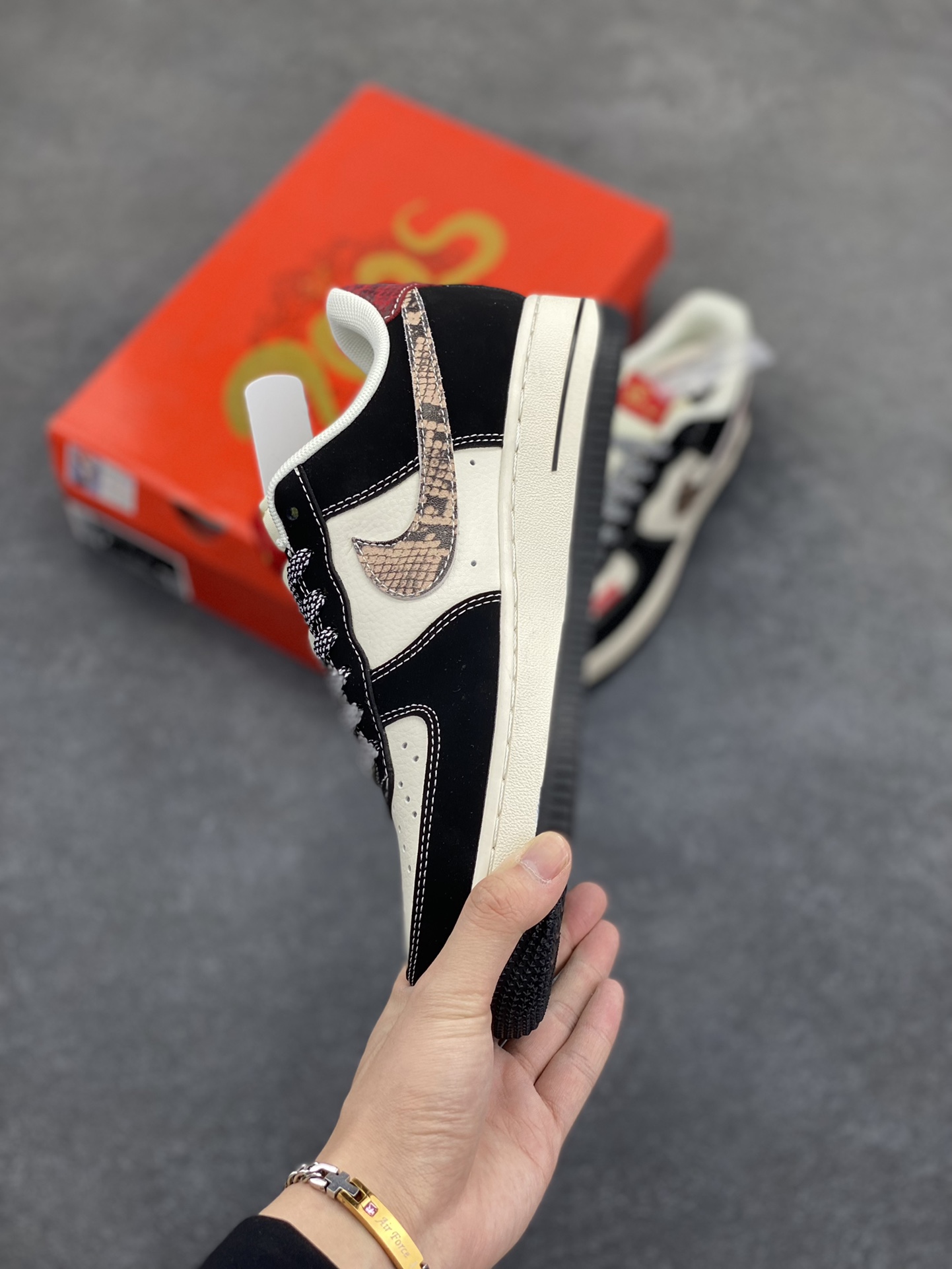 图片[3]-福利特价 NIke Air Force 1 \’07 Low “supreme蛇年限定——黑白红蛇纹鳞”空军一号 低帮 运动鞋 休闲鞋 折边针车 工艺难度大 原楦头原纸板 原装鞋盒 定制五金配件 内置全掌气垫 原厂鞋底 货号：HD2258-622 尺码：36 36.5 37.5 38 38.5 39 40 40.5 41 42 42.5 43 44 44.5 45-选品中心