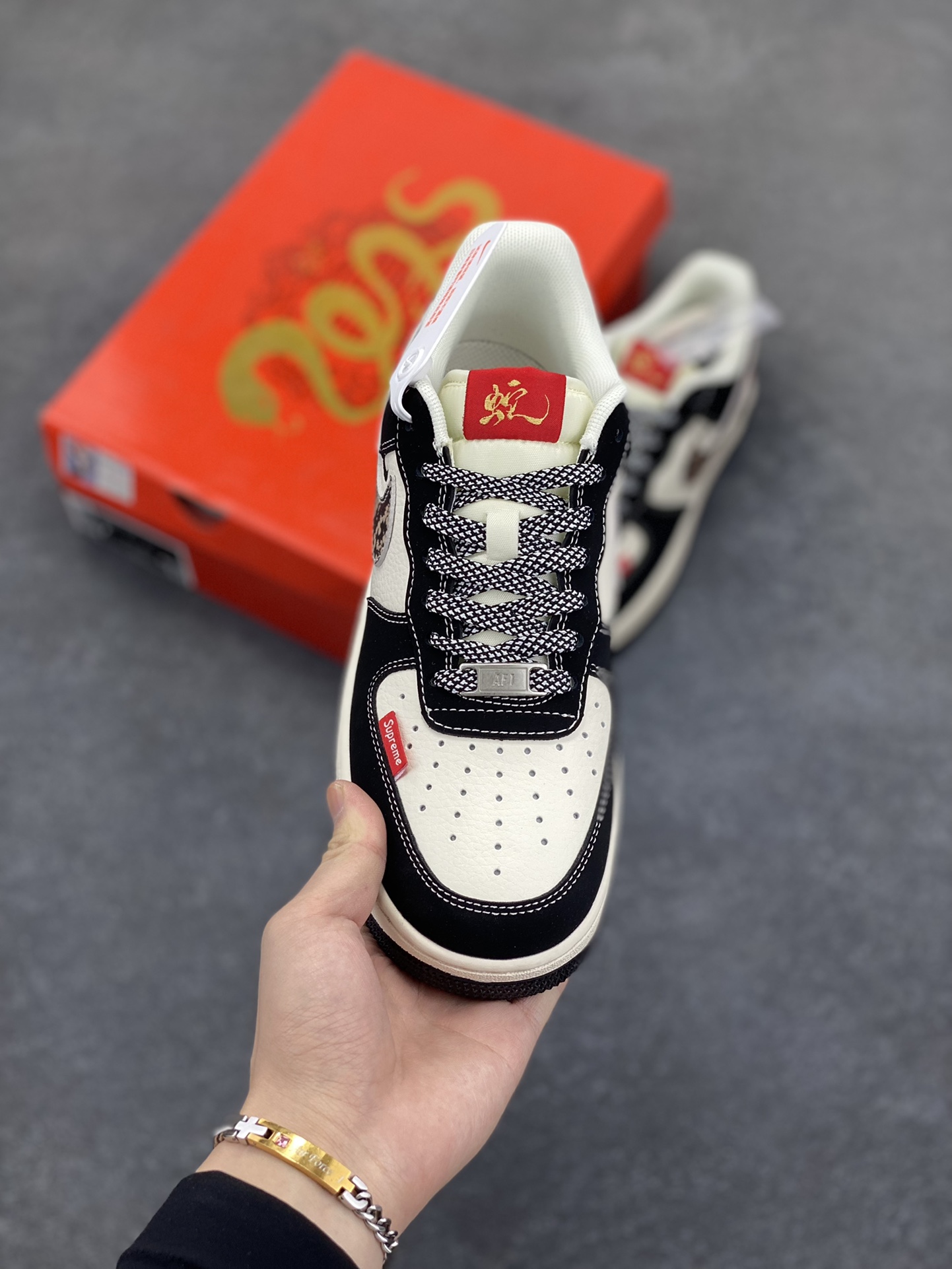 图片[2]-福利特价 NIke Air Force 1 \’07 Low “supreme蛇年限定——黑白红蛇纹鳞”空军一号 低帮 运动鞋 休闲鞋 折边针车 工艺难度大 原楦头原纸板 原装鞋盒 定制五金配件 内置全掌气垫 原厂鞋底 货号：HD2258-622 尺码：36 36.5 37.5 38 38.5 39 40 40.5 41 42 42.5 43 44 44.5 45-选品中心