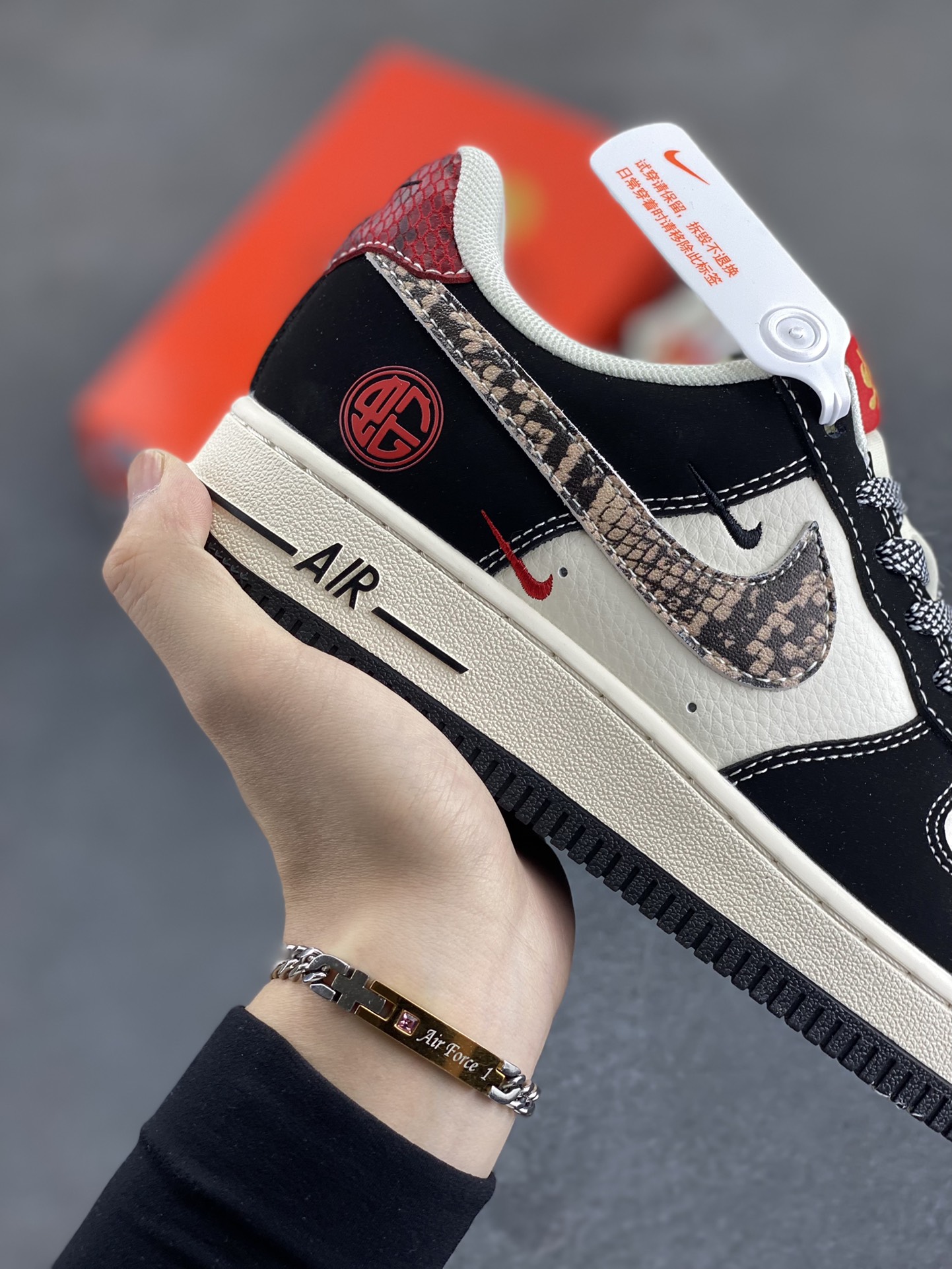 图片[6]-福利特价 NIke Air Force 1 \’07 Low “supreme蛇年限定——黑白红蛇纹鳞”空军一号 低帮 运动鞋 休闲鞋 折边针车 工艺难度大 原楦头原纸板 原装鞋盒 定制五金配件 内置全掌气垫 原厂鞋底 货号：HD2258-622 尺码：36 36.5 37.5 38 38.5 39 40 40.5 41 42 42.5 43 44 44.5 45-选品中心