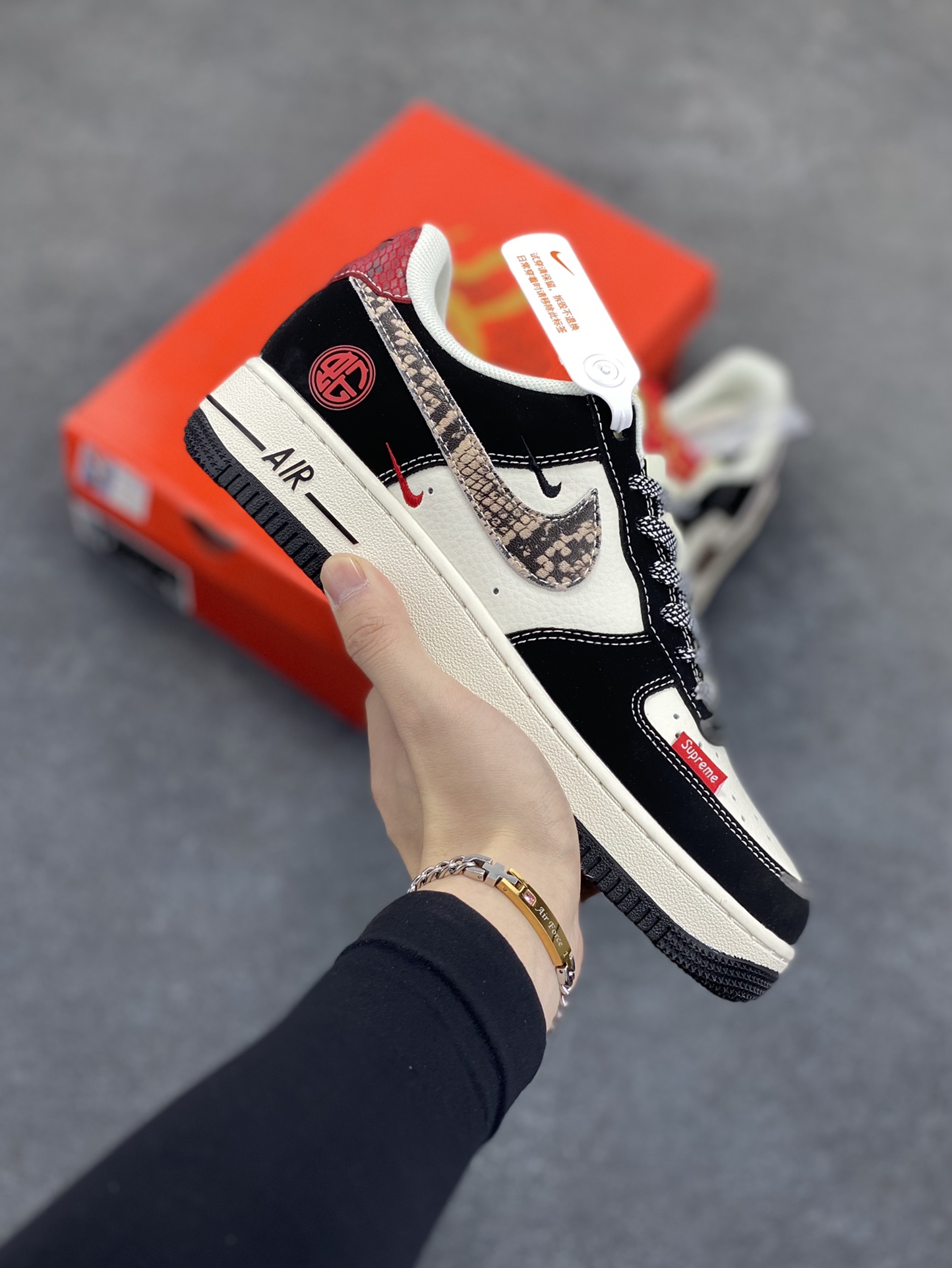 福利特价 NIke Air Force 1 \’07 Low “supreme蛇年限定——黑白红蛇纹鳞”空军一号 低帮 运动鞋 休闲鞋 折边针车 工艺难度大 原楦头原纸板 原装鞋盒 定制五金配件 内置全掌气垫 原厂鞋底 货号:HD2258-622 尺码:36 36.5 37.5 38 38.5 39 40 40.5 41 42 42.5 43 44 44.5 45-选品中心