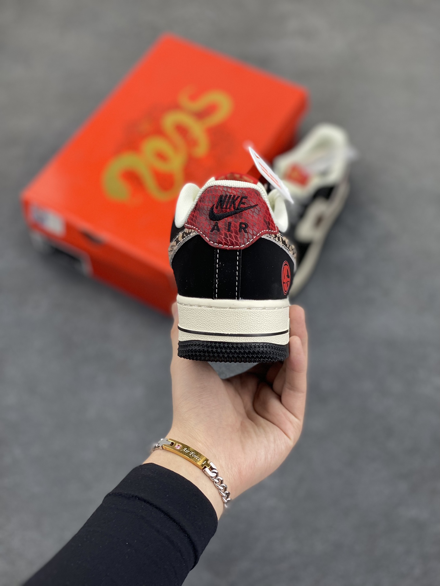 图片[4]-福利特价 NIke Air Force 1 \’07 Low “supreme蛇年限定——黑白红蛇纹鳞”空军一号 低帮 运动鞋 休闲鞋 折边针车 工艺难度大 原楦头原纸板 原装鞋盒 定制五金配件 内置全掌气垫 原厂鞋底 货号：HD2258-622 尺码：36 36.5 37.5 38 38.5 39 40 40.5 41 42 42.5 43 44 44.5 45-选品中心